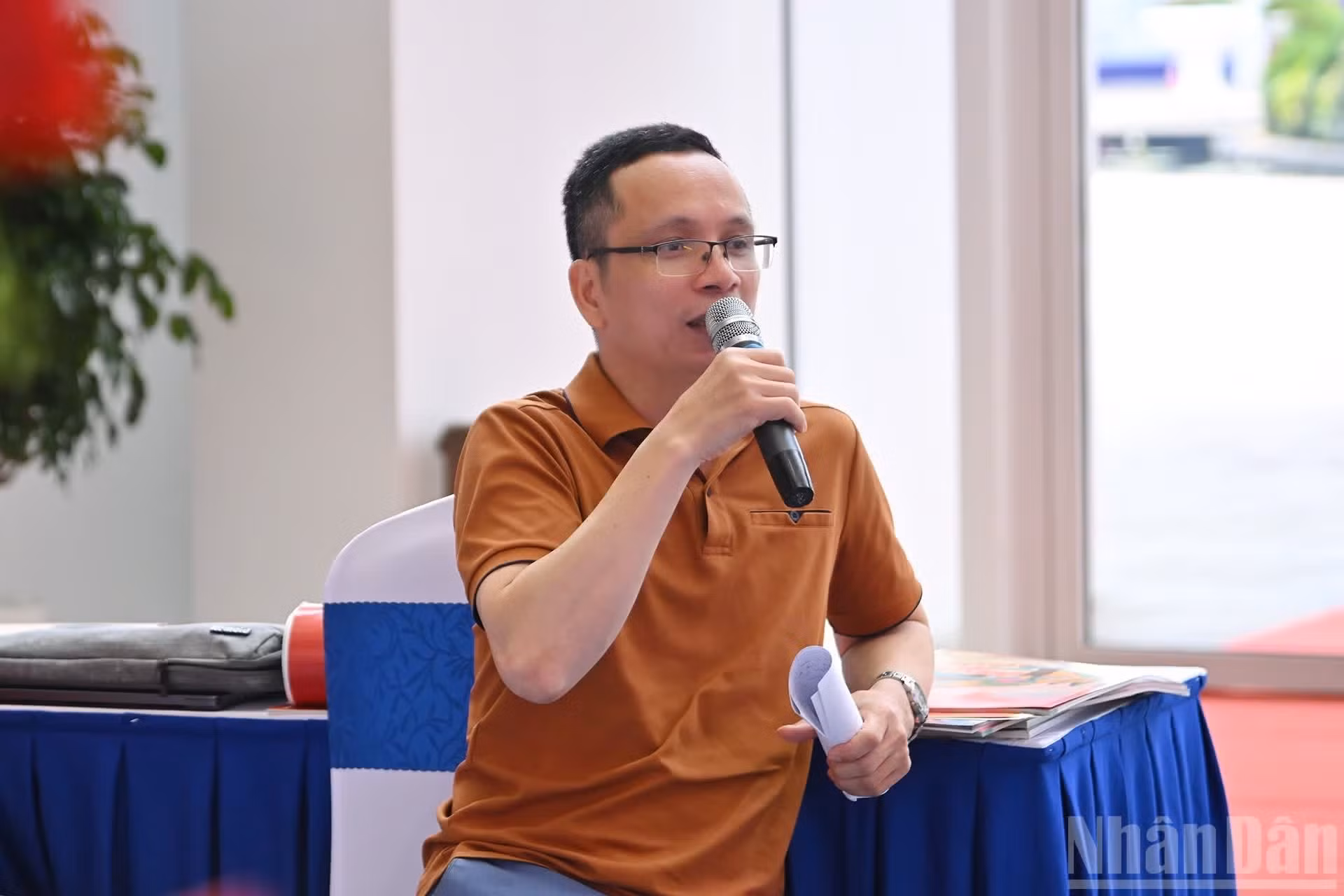 El periodista y poeta Nguyen Van Hoc, de la Redacción de Temas Especiales de Nhan Dan, interviene en el intercambio.