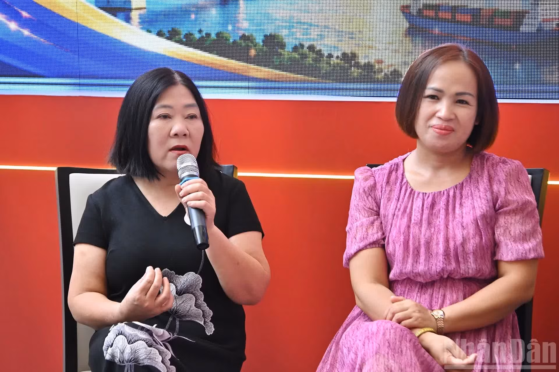 La poeta Vu Thuy Hong interviene en el acto.