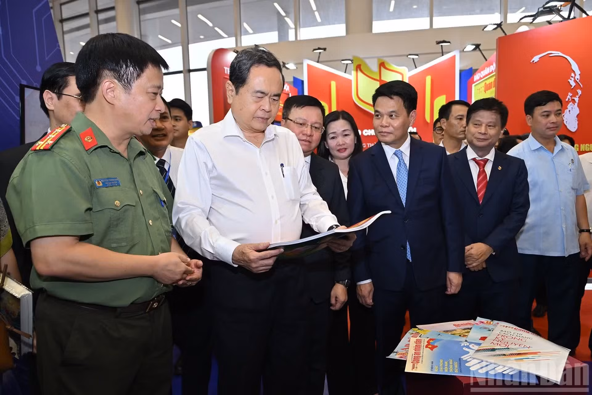 El presidente de la Asamblea Nacional de Vietnam, Tran Thanh Man, y los delegados visitan el stand de la Asociación de Periodistas del Ministerio de Seguridad Pública.