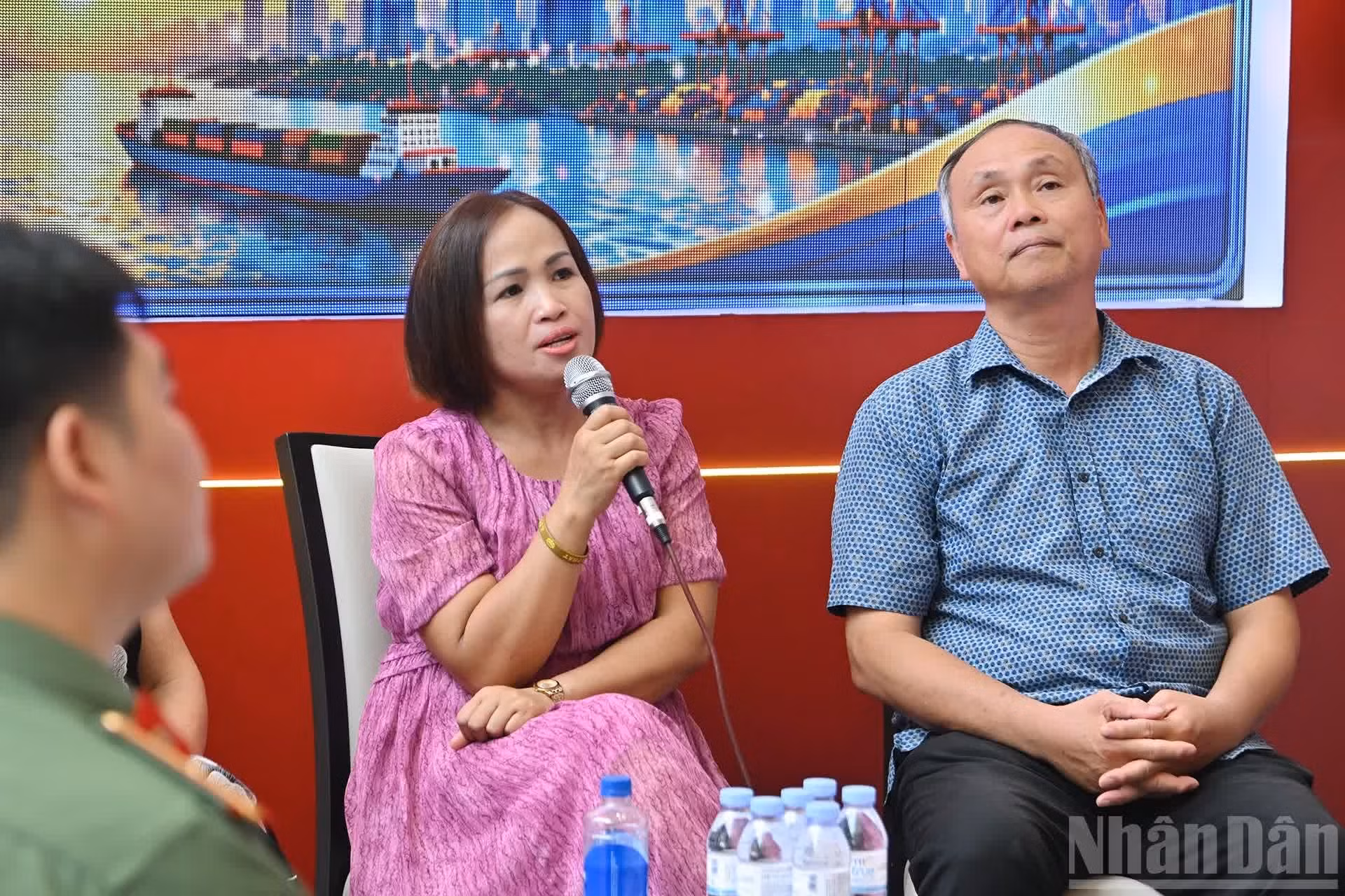 La periodista y escritora Dang Thi Thuy, vicepresidenta de la Asociación de Literatura y Artes de Hai Phong, comparte sus impresiones durante el encuentro.
