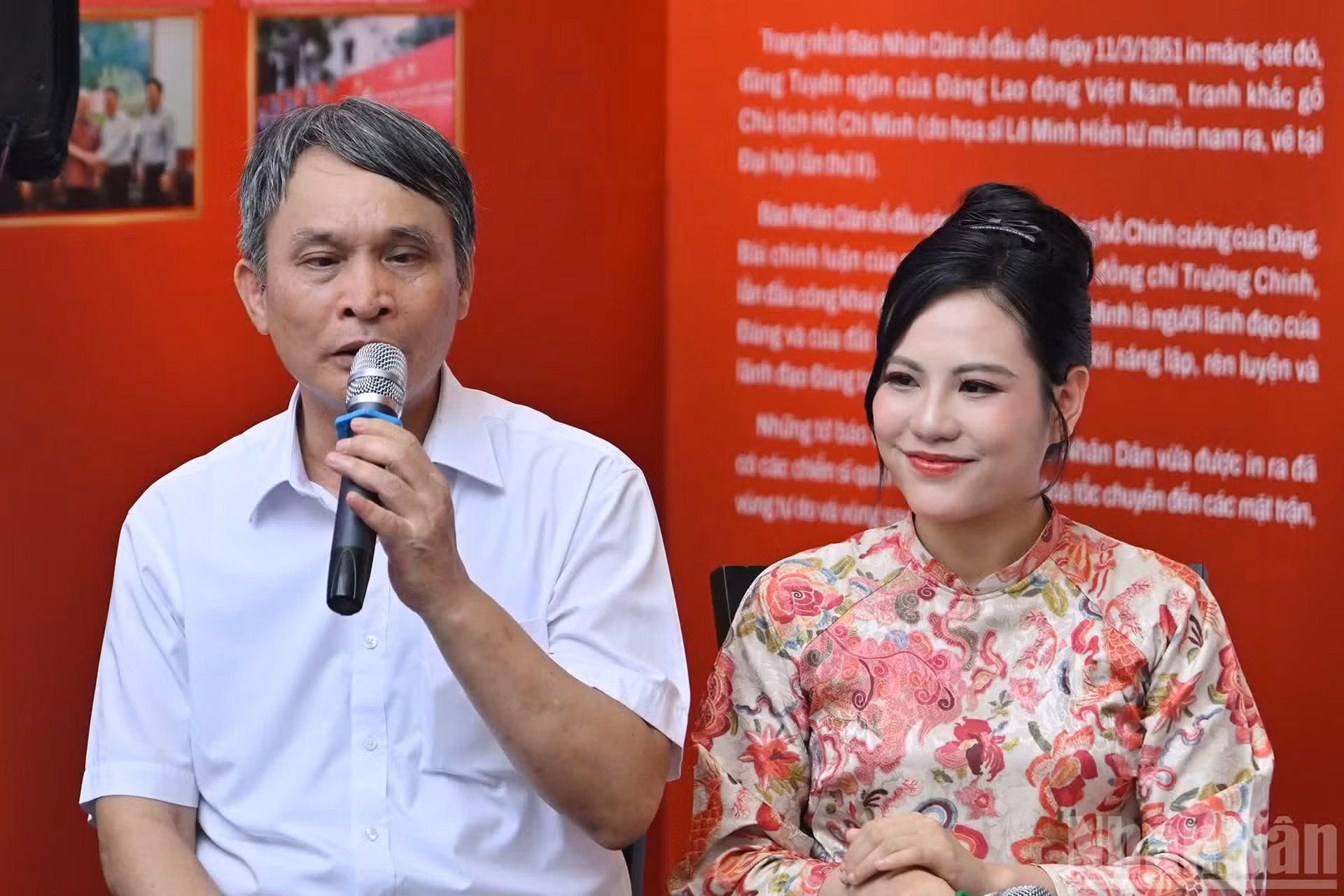 El poeta Hoai Khanh, exjefe del Departamento de Arte y Cultura de la Radio y Televisión de Hai Phong, interviene en el encuentro.