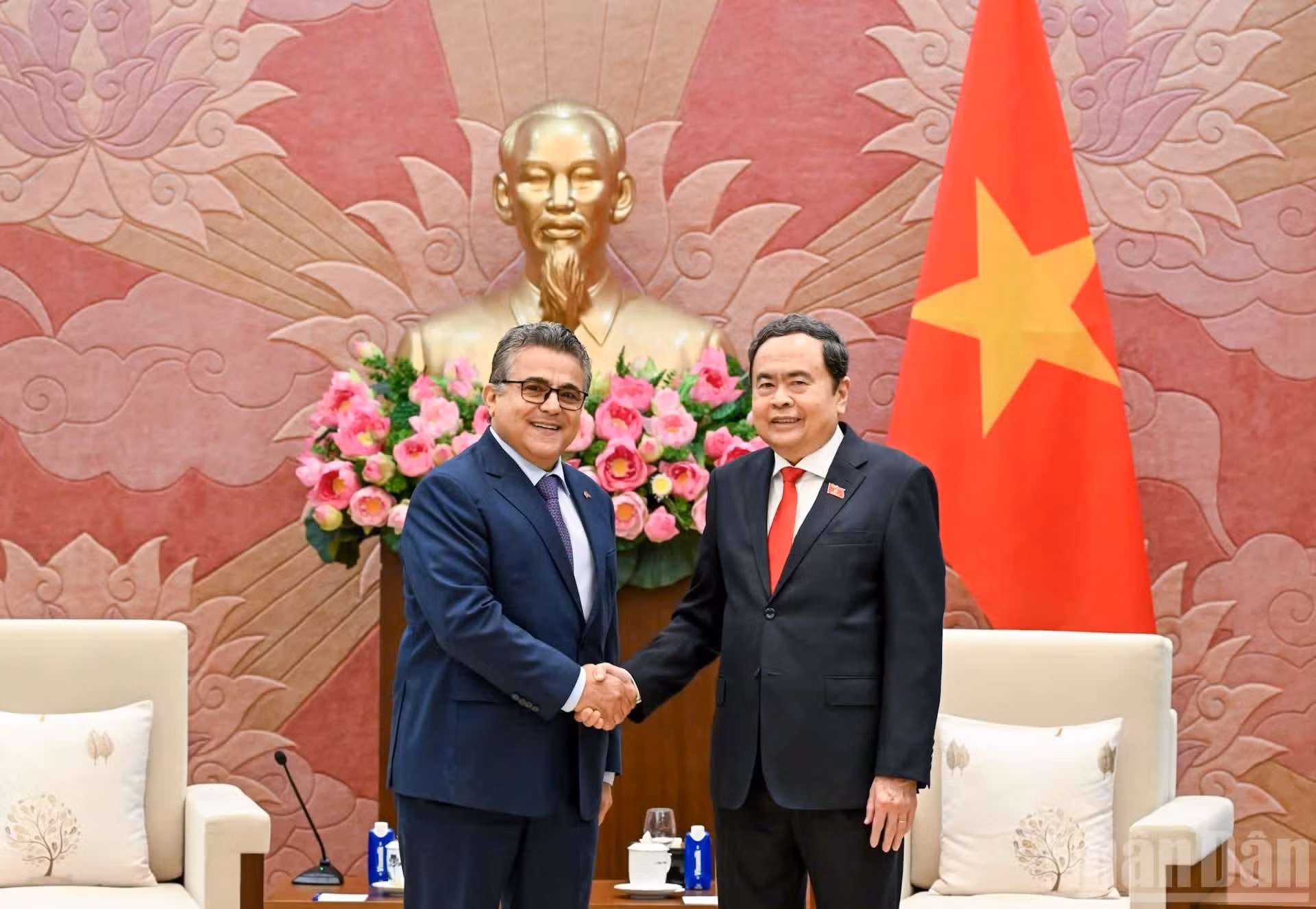 El presidente de la Asamblea Nacional vietnamita, Tran Thanh Man, recibe al embajador palestino, Saadi Salama. (Foto: Duy Linh)