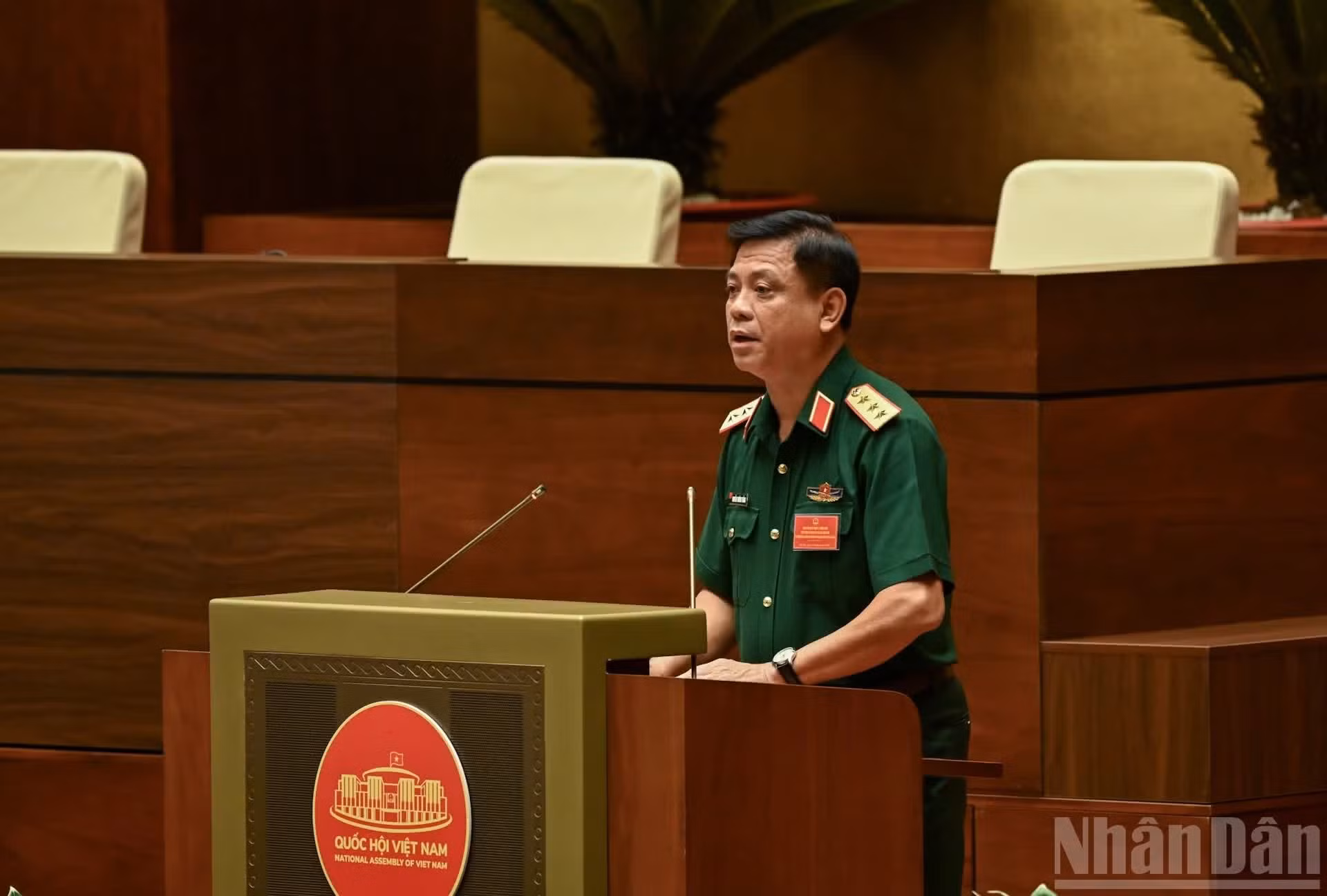 El general Nguyen Truong Thang, miembro del Comité Central del PCV y viceministro de Defensa, interviene en la conferencia. (Foto: Duy Linh)