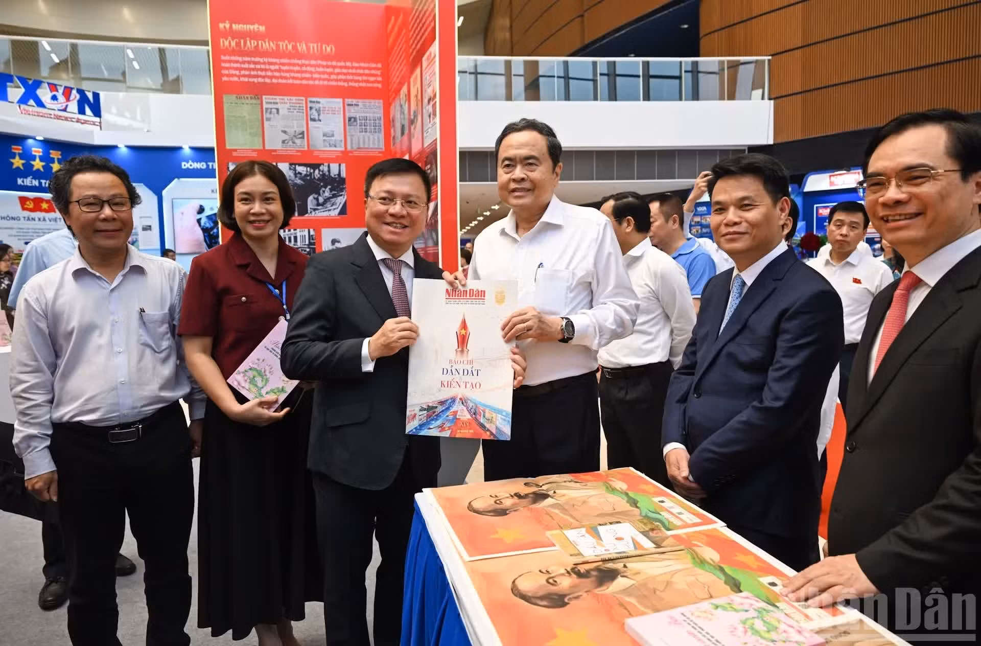 El presidente de la Asamblea Nacional de Vietnam, Tran Thanh Man, visita el stand del periódico Nhan Dan.