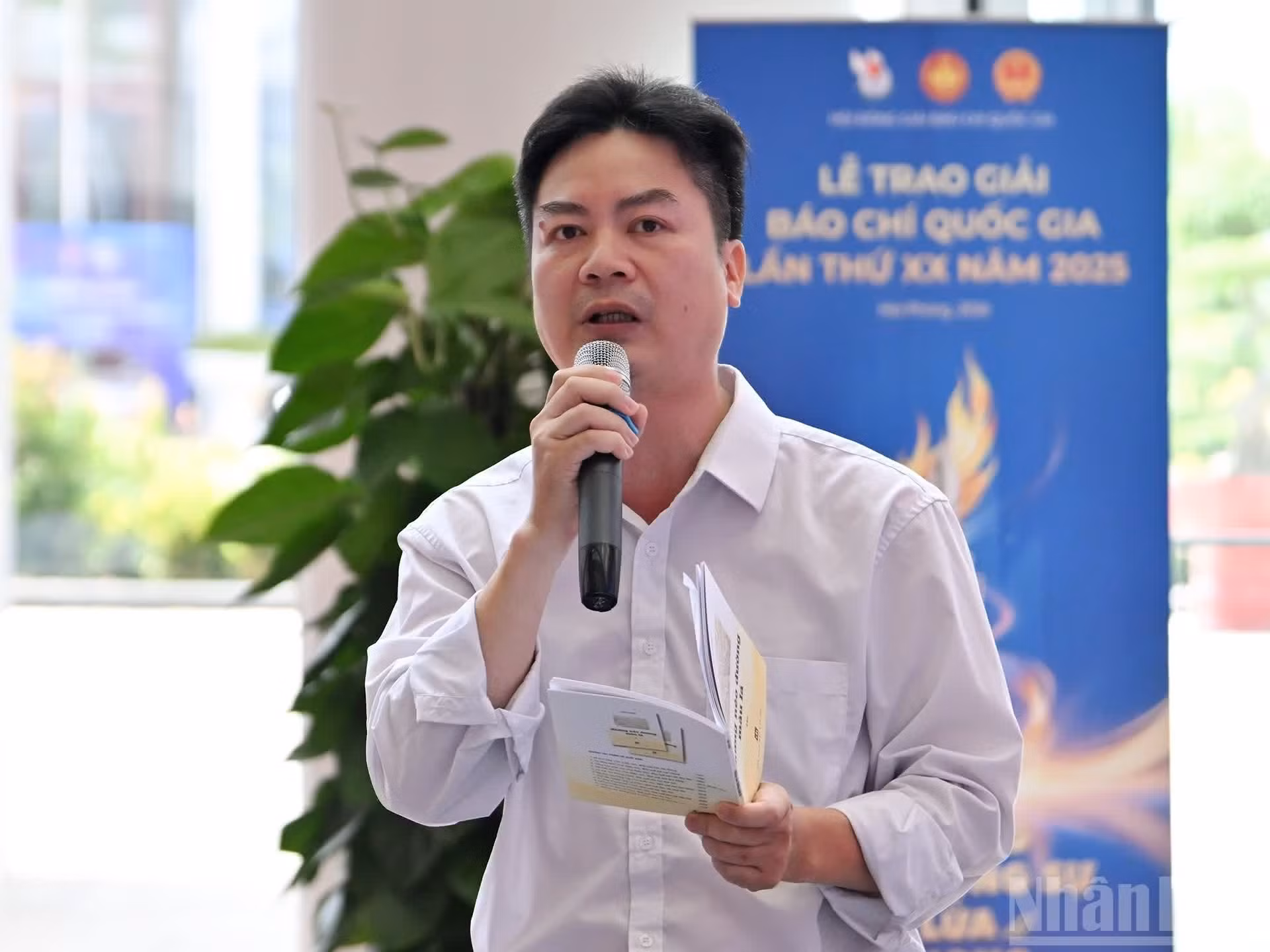El periodista y poeta Nguyen Quang Hung, subjefe de la Redacción de Temas Especiales de Nhan Dan, inaugura el programa con la lectura del poema K.15, el muelle sin número, del poeta Hoai Khanh.
