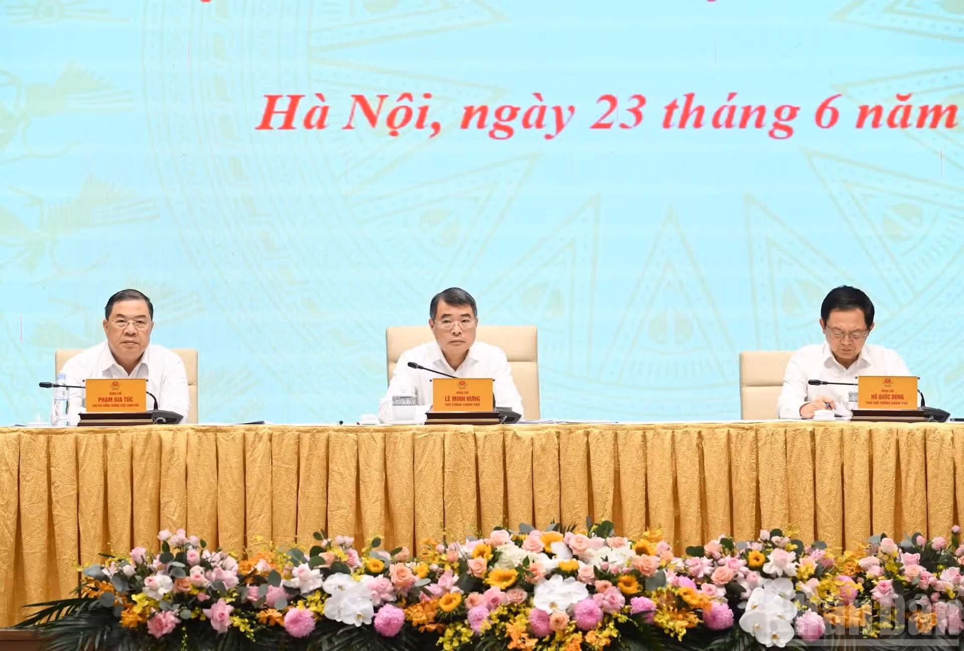 El primer ministro vietnamita, Le Minh Hung, preside el evento.