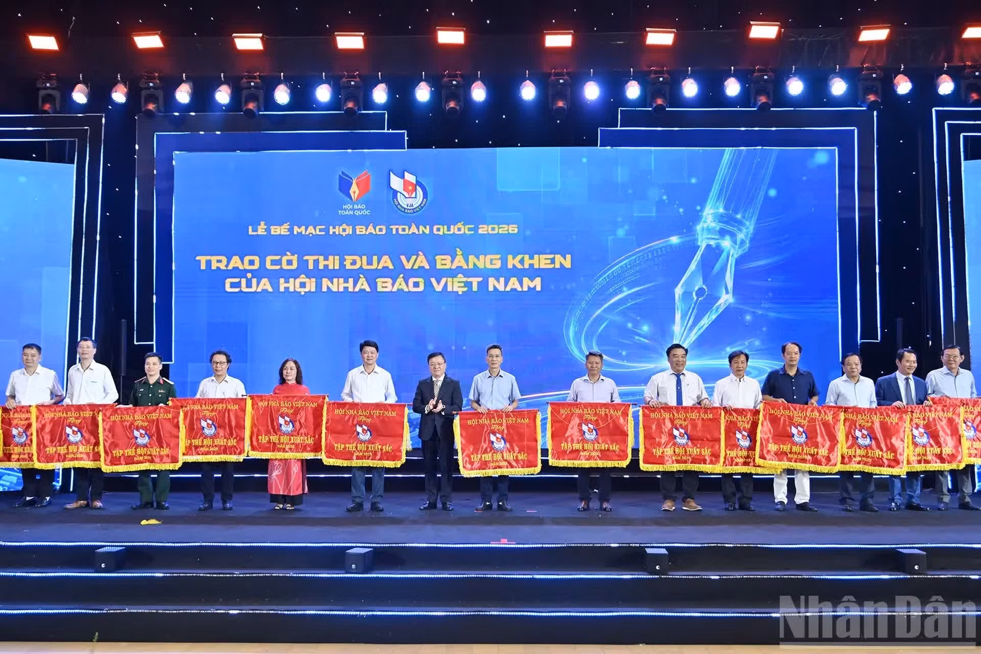 Le Quoc Minh, miembro del Comité Central del Partido Comunista de Vietnam, subjefe de la Comisión de Propaganda, Educación y Movilización de Masas, presidente-editor del periódico Nhan Dan y titular de la Asociación de Periodistas de Vietnam, entrega la bandera de emulación de la Asociación de Periodistas de Vietnam a los colectivos con logros destacados en el movimiento de emulación en 2025.