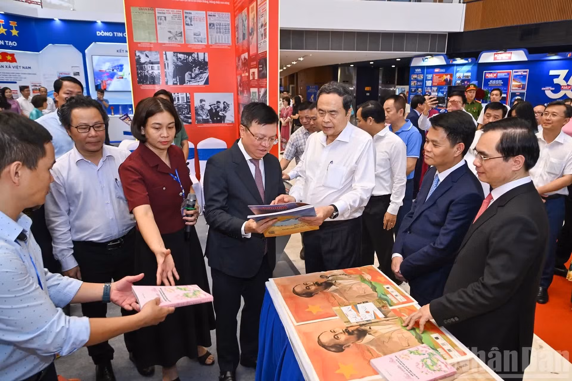 El presidente de la Asamblea Nacional de Vietnam, Tran Thanh Man, y los delegados visitan el stand del periódico Nhan Dan (Pueblo).