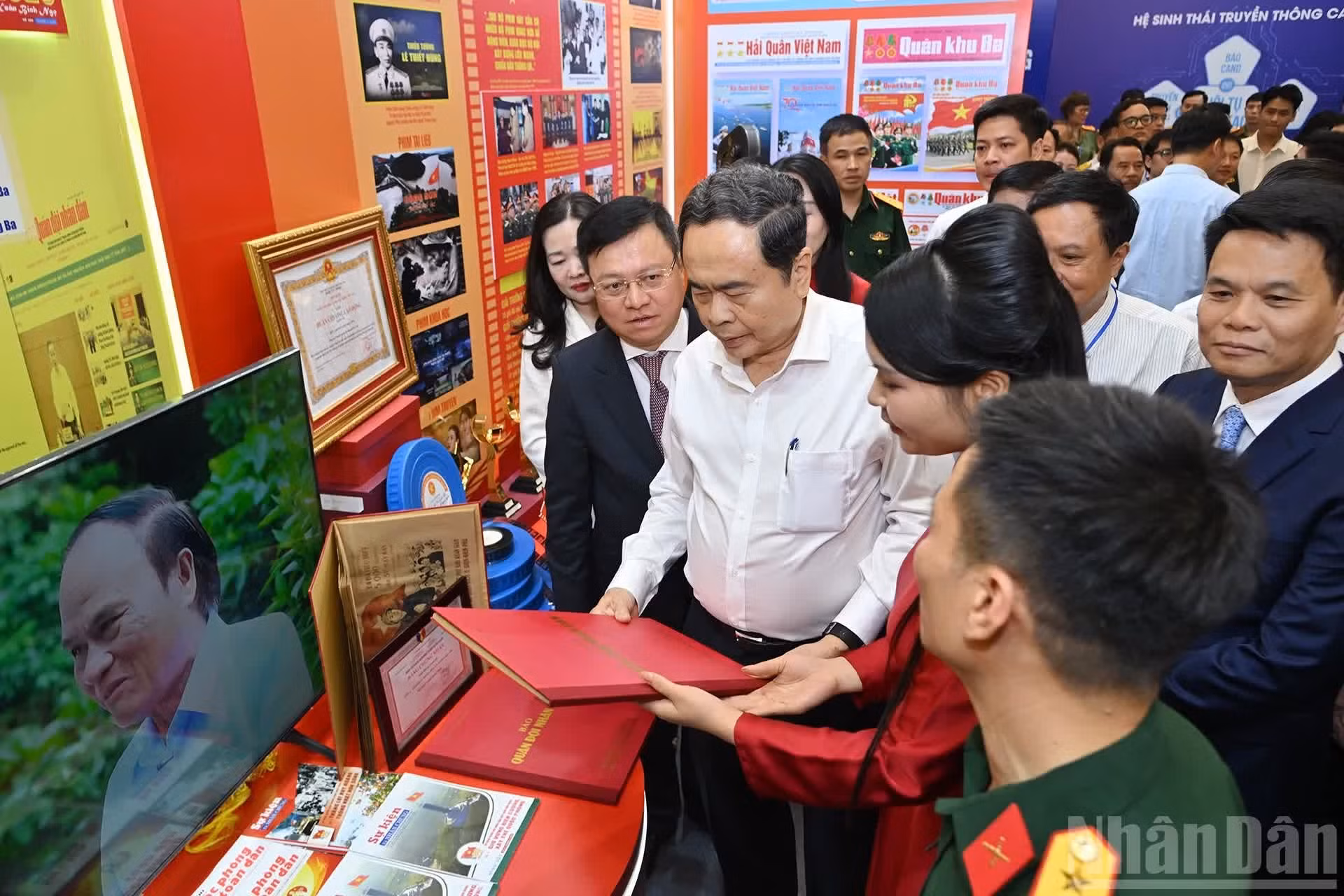 El presidente de la Asamblea Nacional de Vietnam, Tran Thanh Man, y los delegados visitan el stand del bloque de prensa militar.