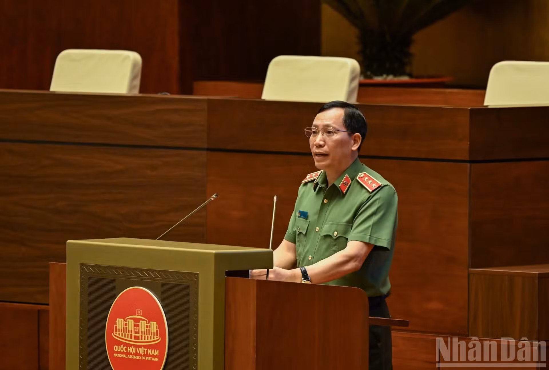 El general Le Van Tuyen, miembro del Comité Central del PCV y viceministro de Seguridad Pública, habla en la cita. (Foto: Duy Linh)