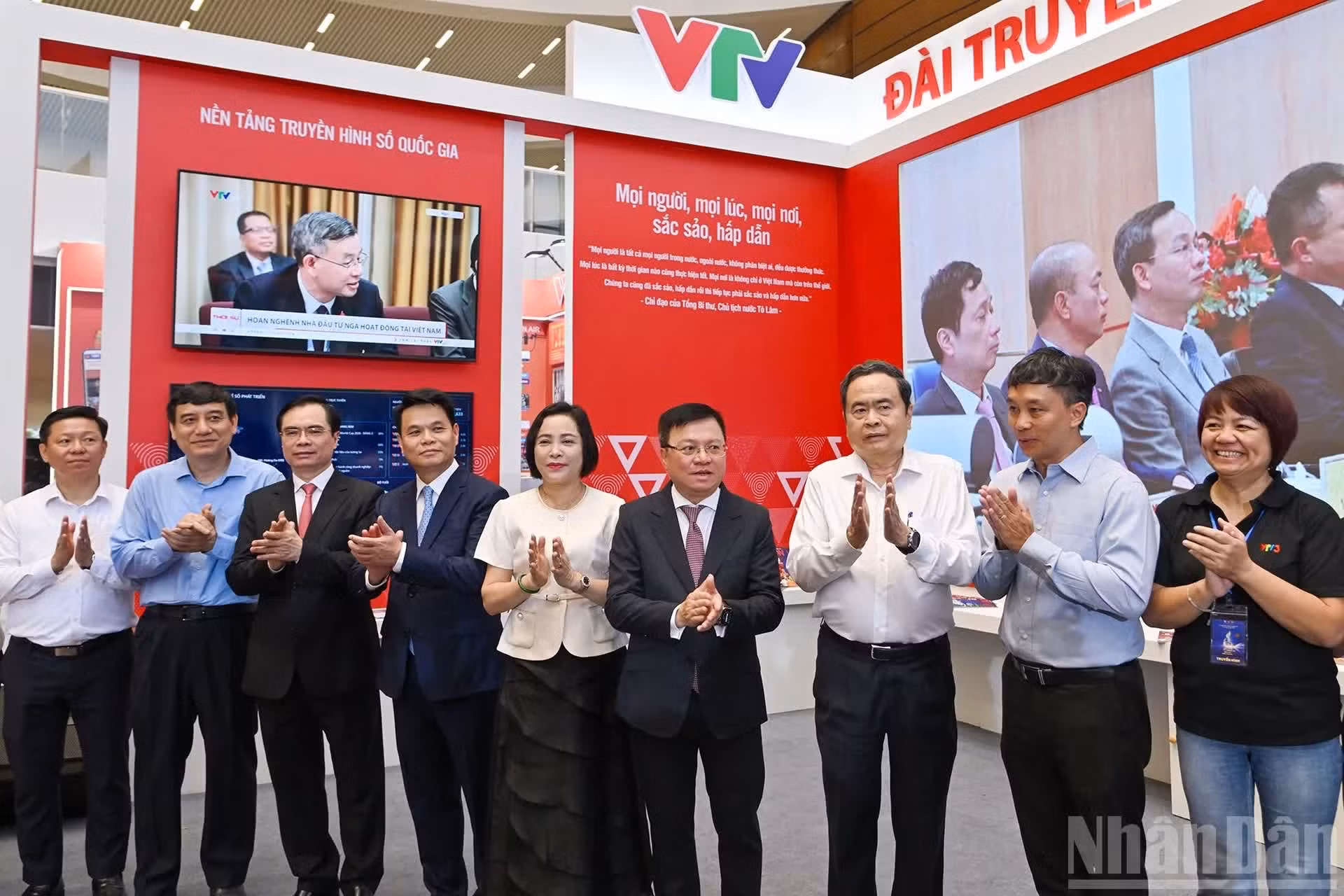 El presidente de la Asamblea Nacional de Vietnam, Tran Thanh Man, y los delegados en el stand de la Televisión de Vietnam.
