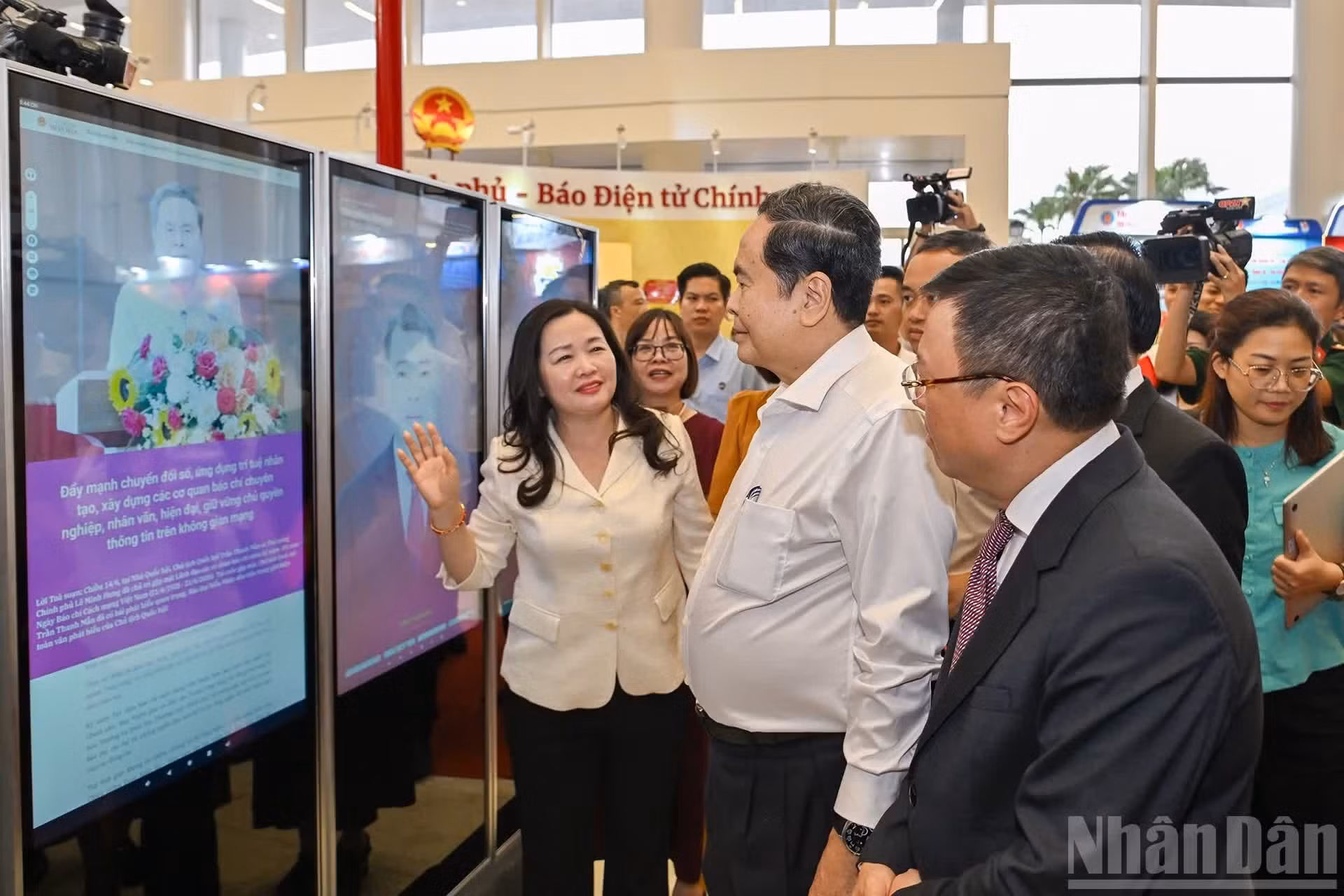 El presidente de la Asamblea Nacional de Vietnam, Tran Thanh Man, intercambia con representantes del periódico Dai Bieu Nhan Dan.