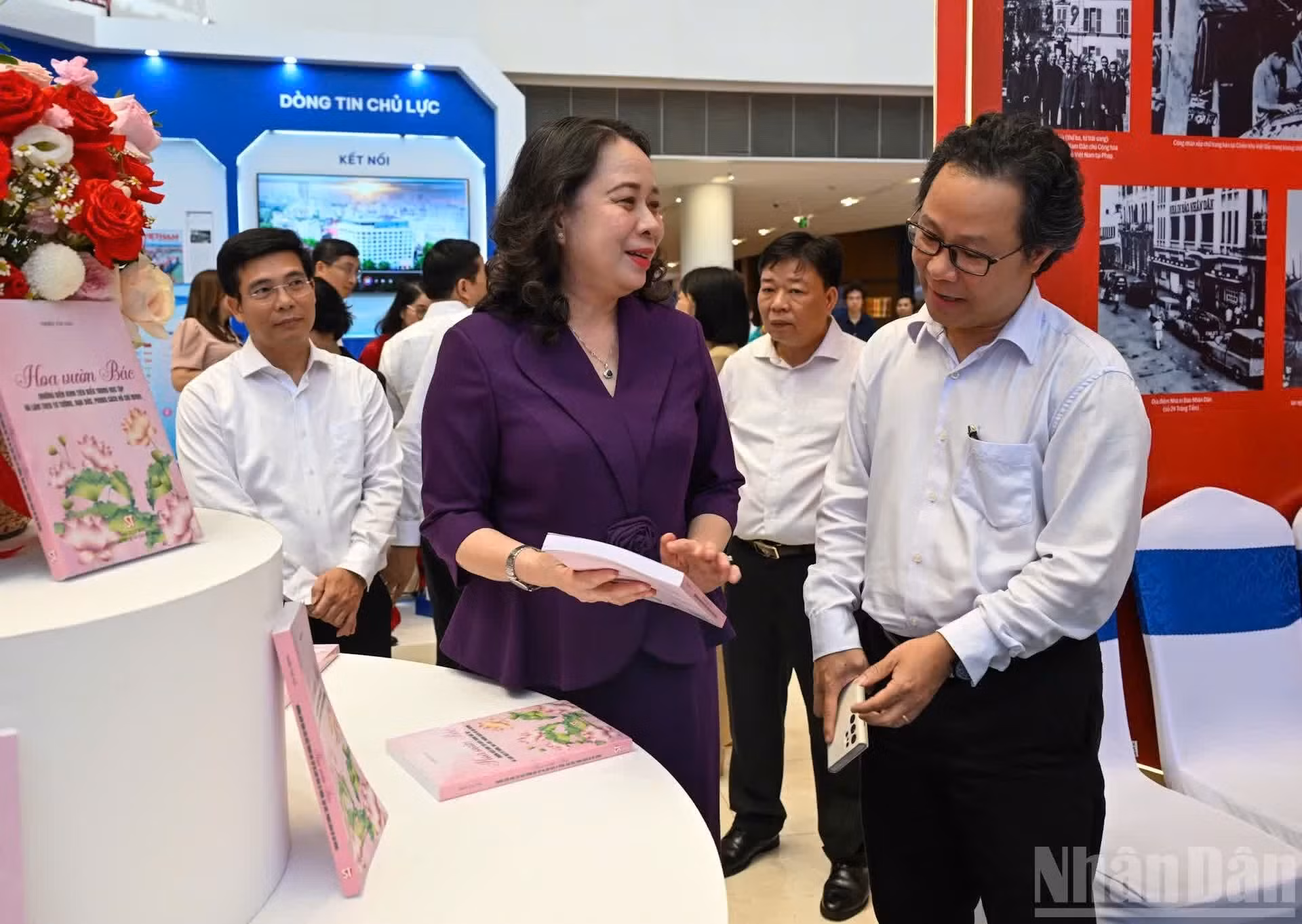 La vicepresidenta de Vietnam, Vo Thi Anh Xuan, visita el stand del periódico Nhan Dan.