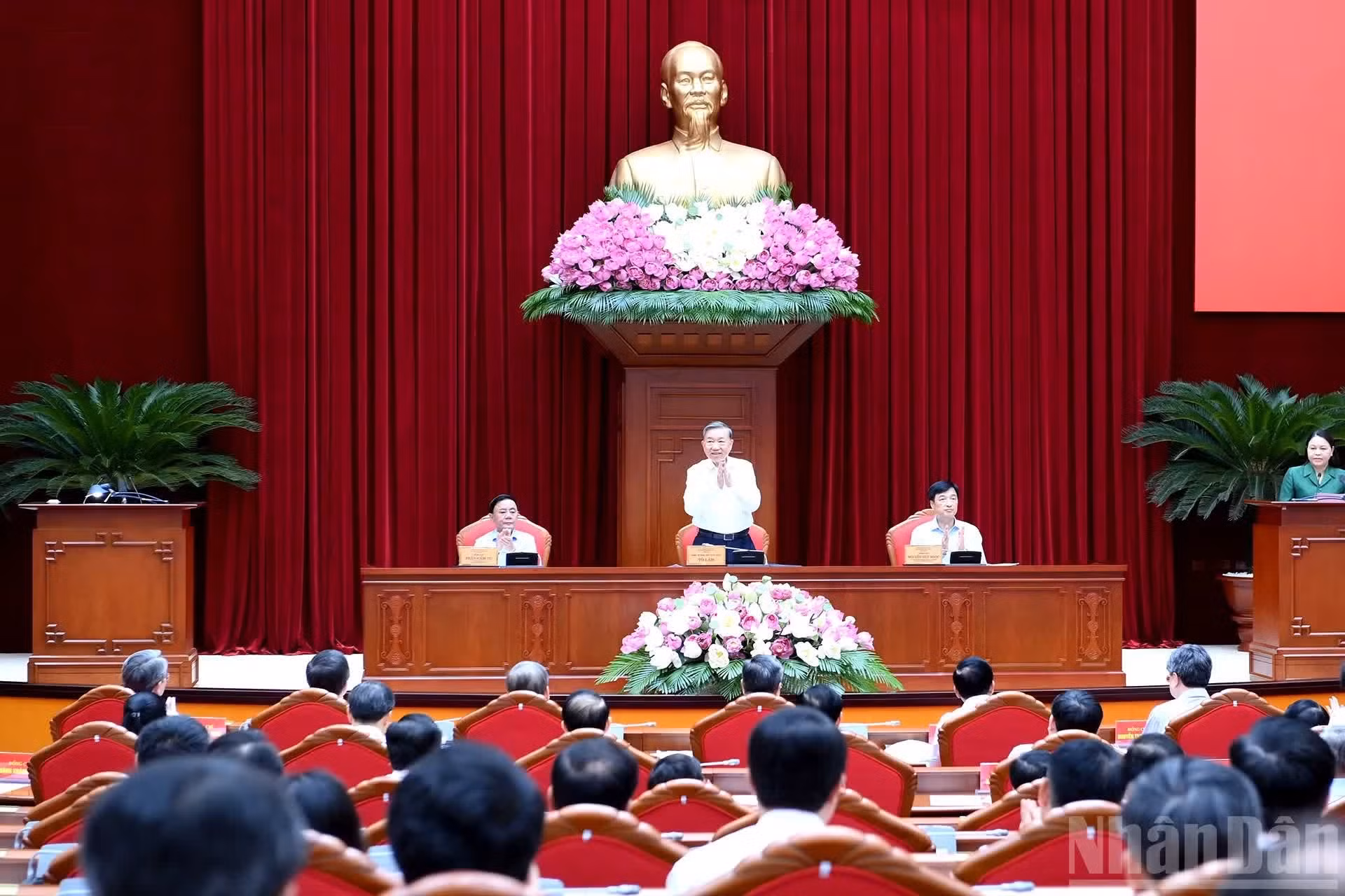 El secretario general del PCV y presidente de Vietnam, To Lam; el miembro permanente del Secretariado del Comité Central del PCV, Tran Cam Tu; y el jefe de la Comisión de Organización del Comité Central del PCV, Nguyen Duy Ngoc, presiden la reunión.