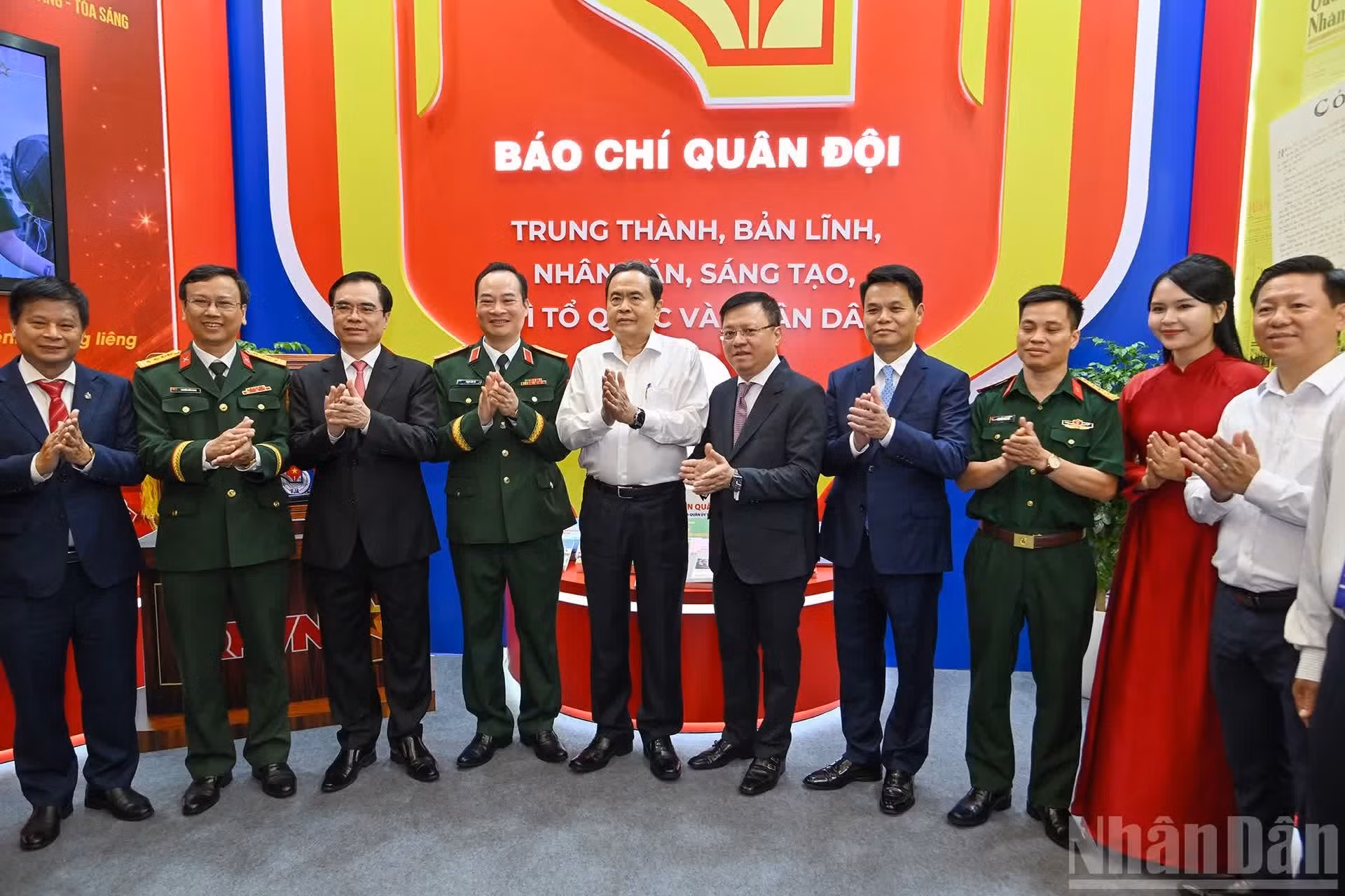 El presidente de la Asamblea Nacional de Vietnam, Tran Thanh Man, y los delegados en el stand del bloque de prensa militar.