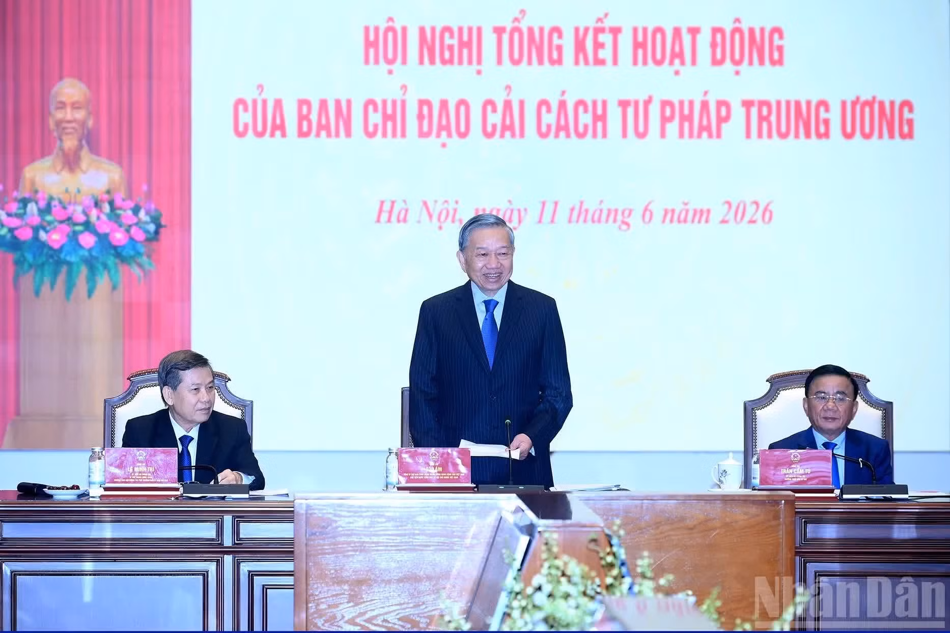 El secretario general del PCV y presidente de Vietnam, To Lam; el miembro permanente del Secretariado del Comité Central del PCV, Tran Cam Tu; y el jefe de la Comisión de Asuntos Internos del Comité Central del PCV, Le Minh Tri, presiden la conferencia.