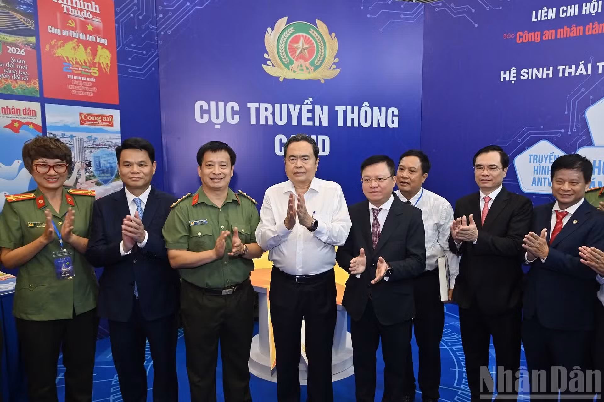 El presidente de la Asamblea Nacional de Vietnam, Tran Thanh Man, y los delegados en el stand de la Asociación de Periodistas del Ministerio de Seguridad Pública.