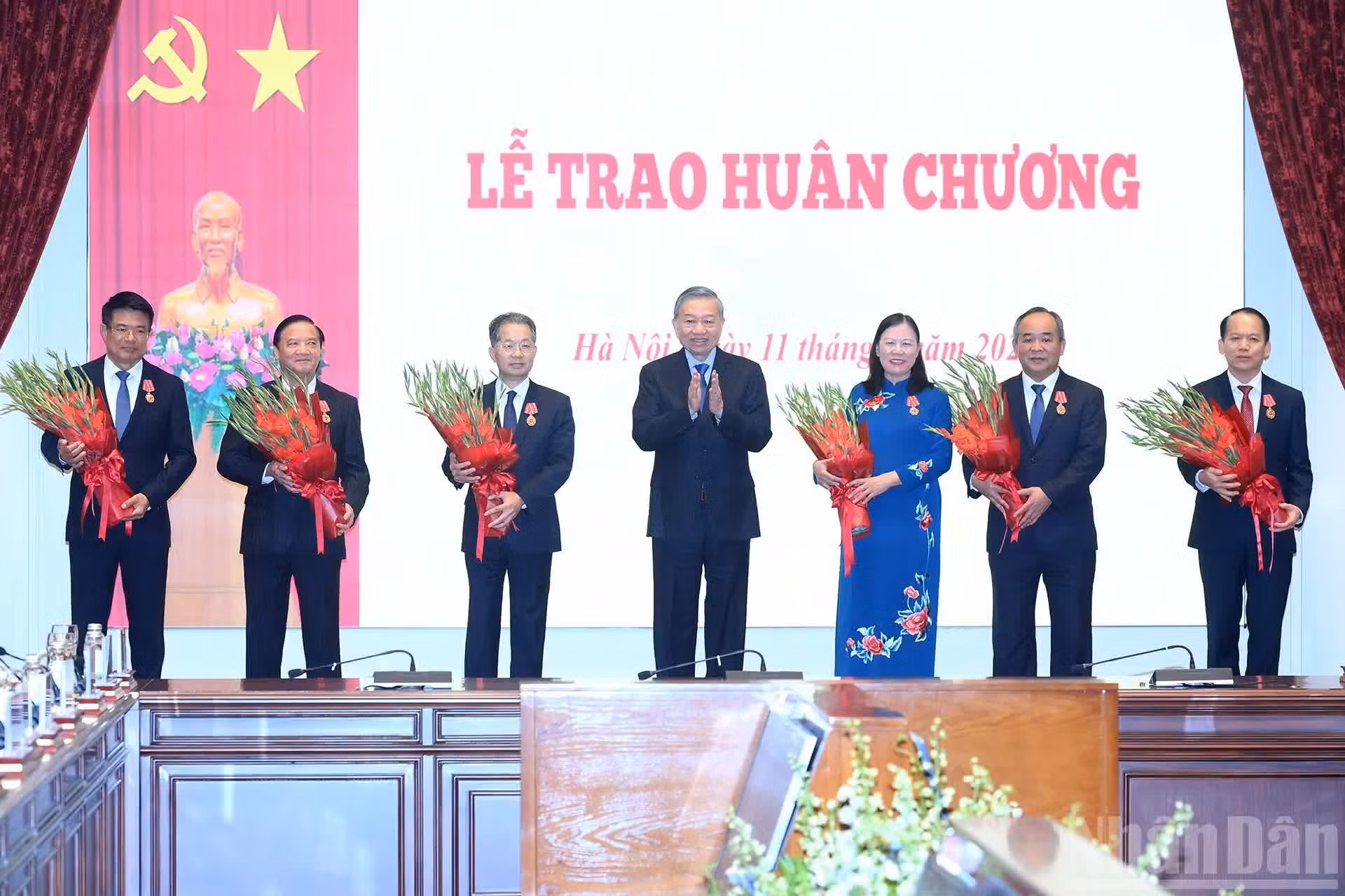 El secretario general del PCV y presidente de Vietnam, To Lam, entrega las Órdenes del Trabajo de Primera y Segunda Clase a los compañeros del Comité Directivo Central para la Reforma Judicial.