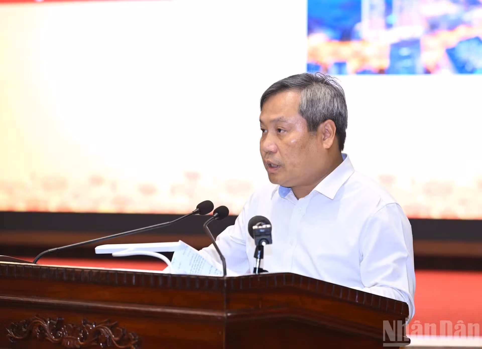El presidente del Comité Popular de Hanói, Vu Dai Thang, habla en la sesión de trabajo.