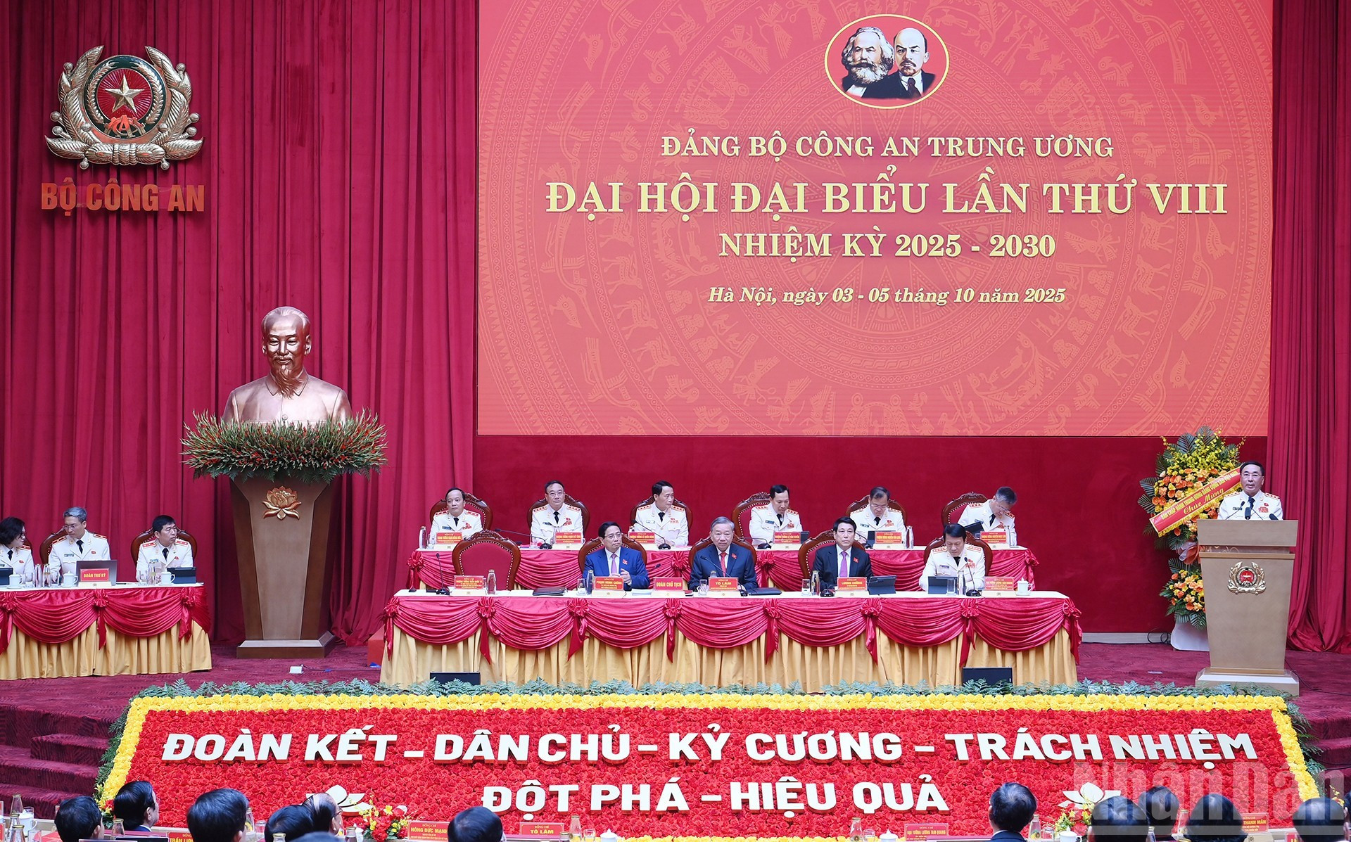El secretario general del PCV, To Lam, el presidente Luong Cuong, el primer ministro Pham Minh Chinh y los miembros del Presídium en la Asamblea. El secretario general del PCV, To Lam, el presidente Luong Cuong, el primer ministro Pham Minh Chinh y los miembros del Presídium en la Asamblea.