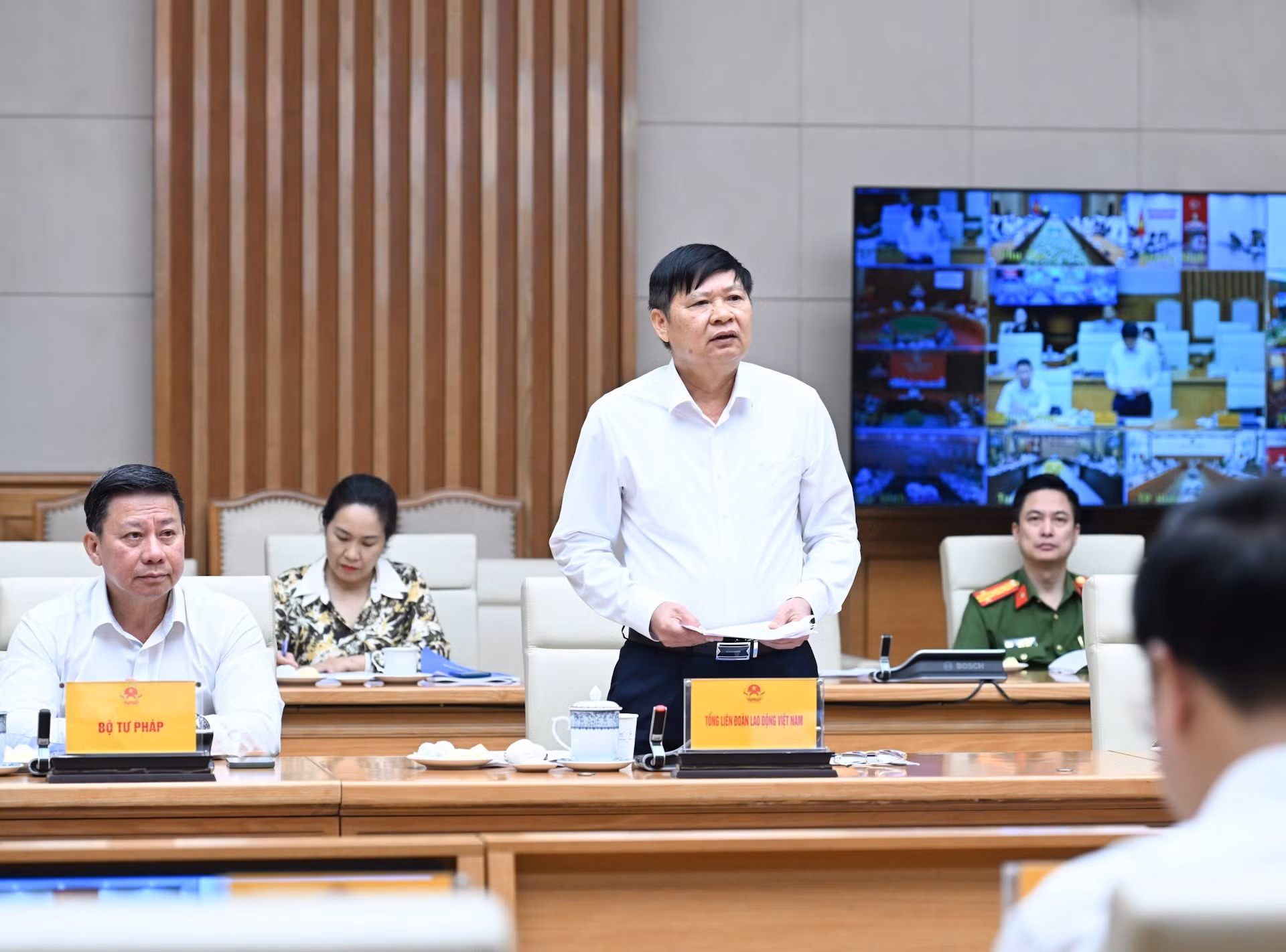 El vicepresidente de la Confederación General del Trabajo de Vietnam, Phan Van Anh, pronuncia un discurso.