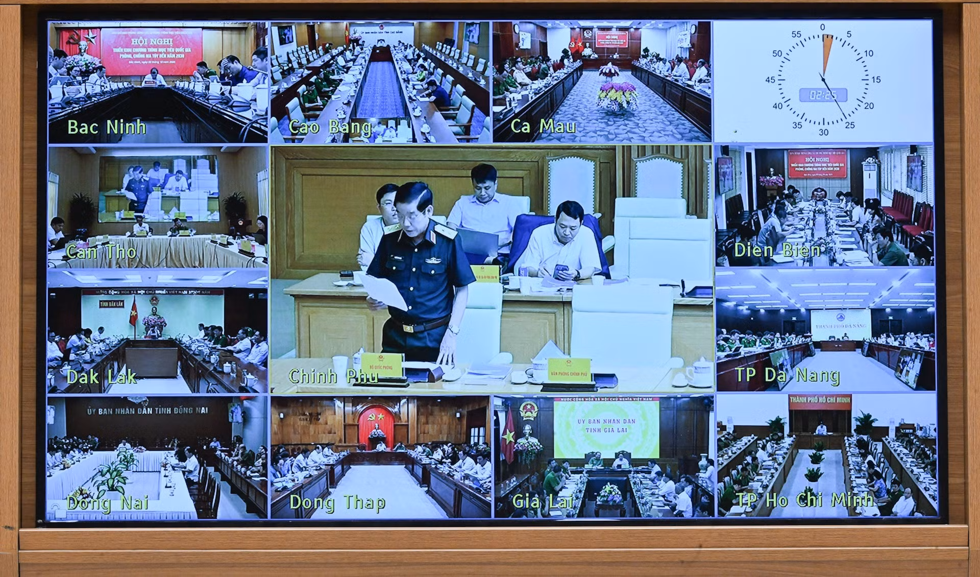 La conferencia se lleva a cabo de forma presencial en la Oficina del Gobierno y se conecta en línea con las localidades.