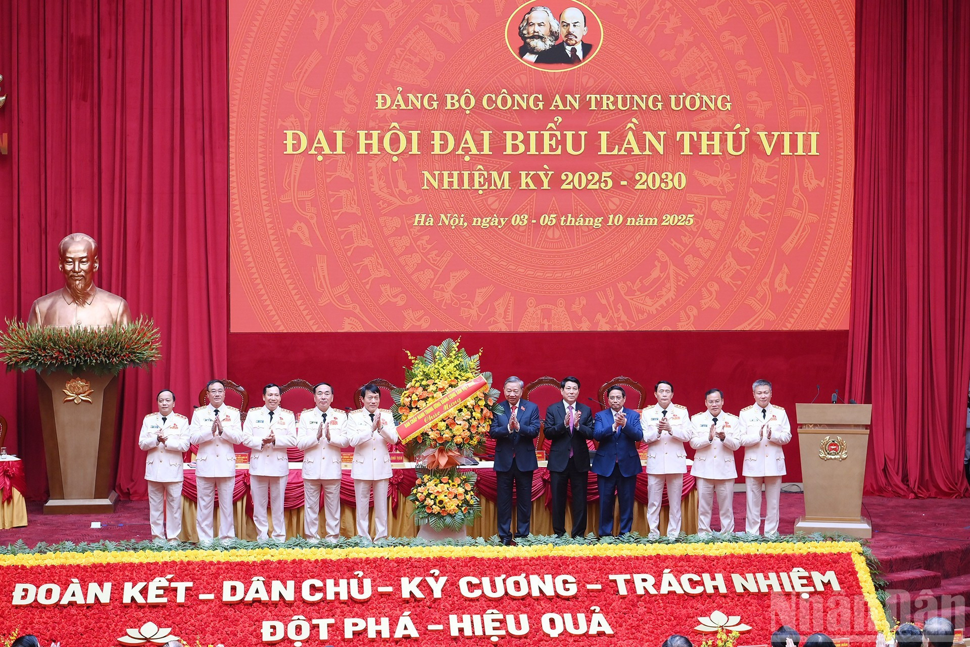 El secretario general del PCV, To Lam, el presidente Luong Cuong y el primer ministro Pham Minh Chinh felicitan a la Asamblea. El secretario general del PCV, To Lam, el presidente Luong Cuong y el primer ministro Pham Minh Chinh felicitan a la Asamblea.