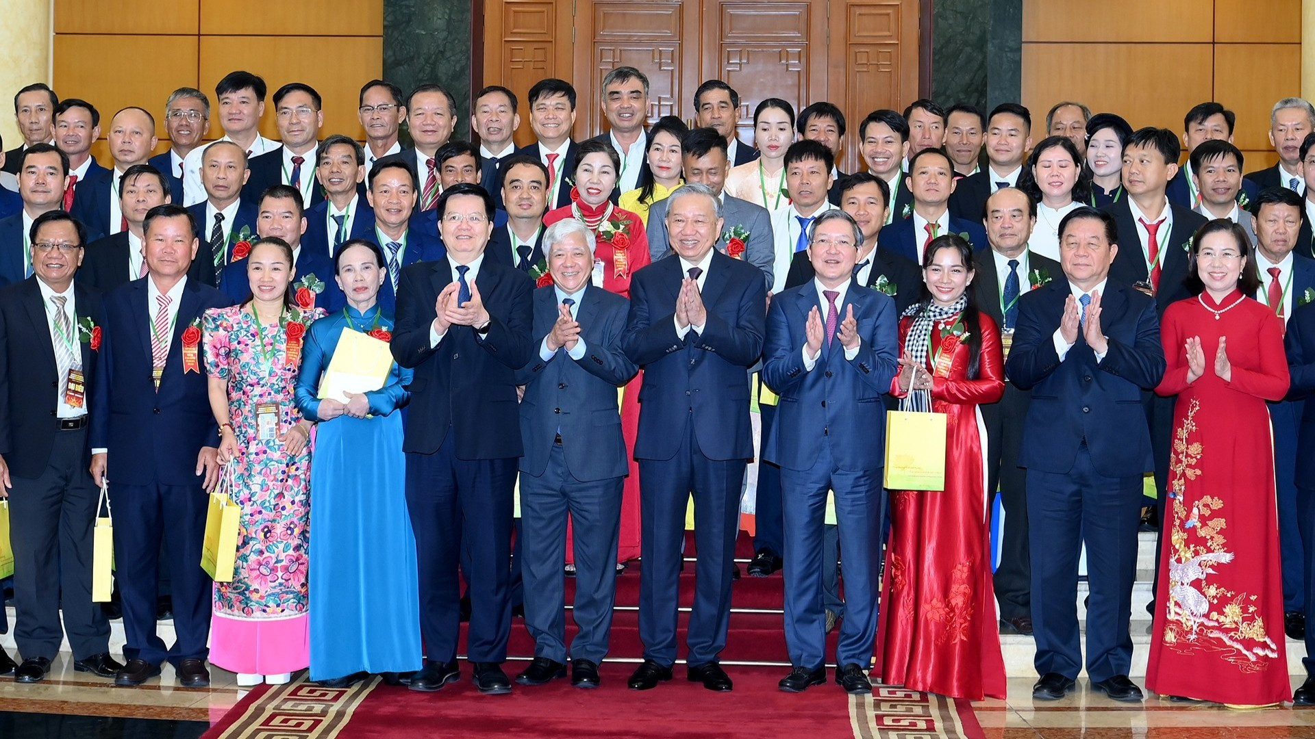 [Foto] Líder partidista vietnamita se reúne con destacados agricultores y científicos