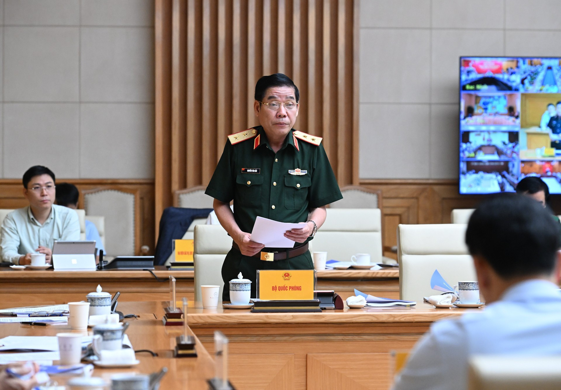 El teniente general y viceministro de Defensa, Nguyen Van Gau, expresa su opinión.