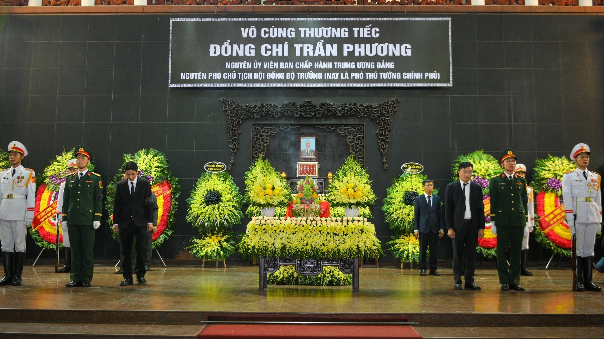[Foto] Dirigentes del Partido y del Estado vietnamita rinden homenaje al exvicepresidente del Consejo de Ministros Tran Phuong