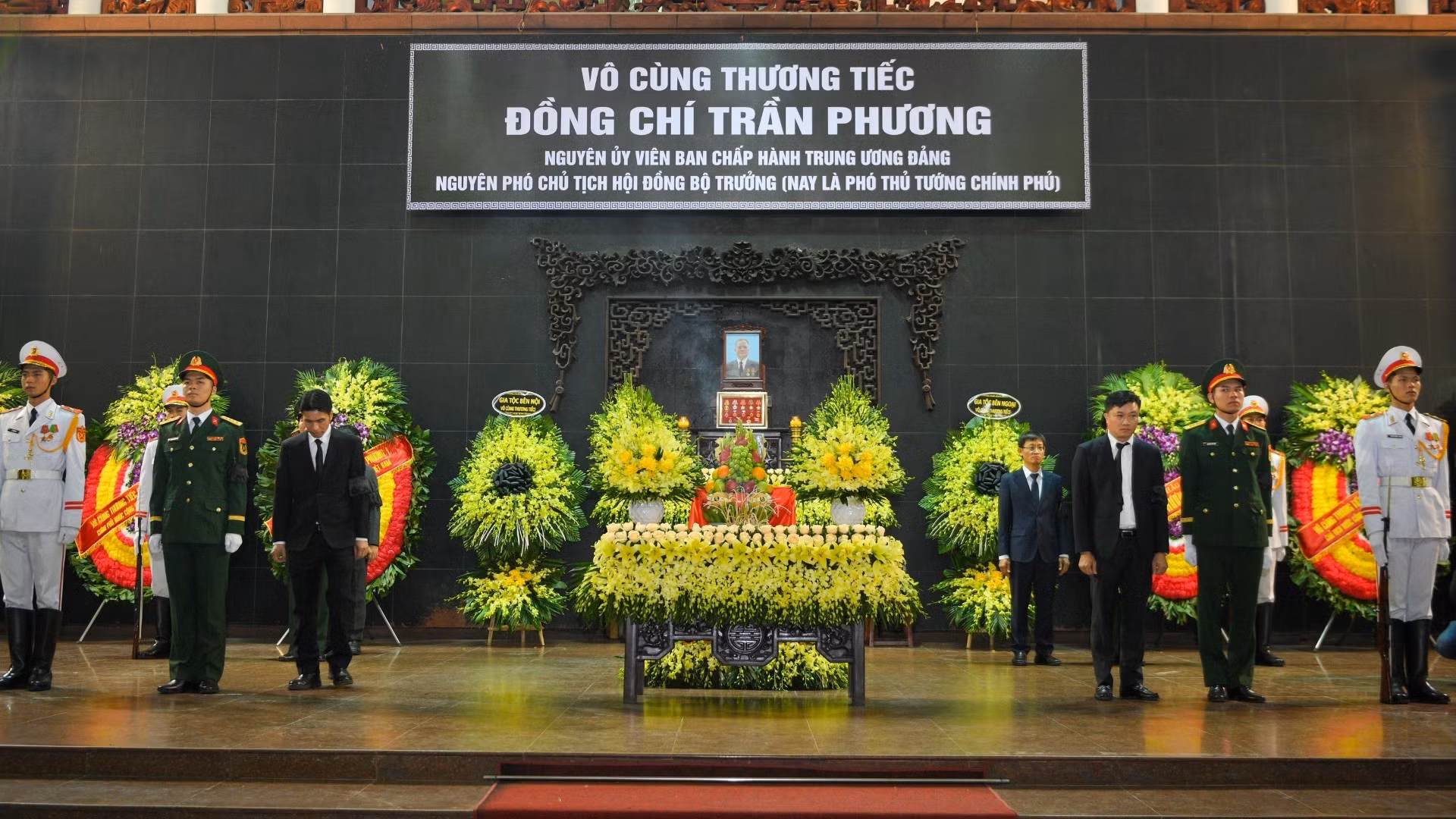 [Foto] Dirigentes del Partido y del Estado vietnamita rinden homenaje al exvicepresidente del Consejo de Ministros Tran Phuong