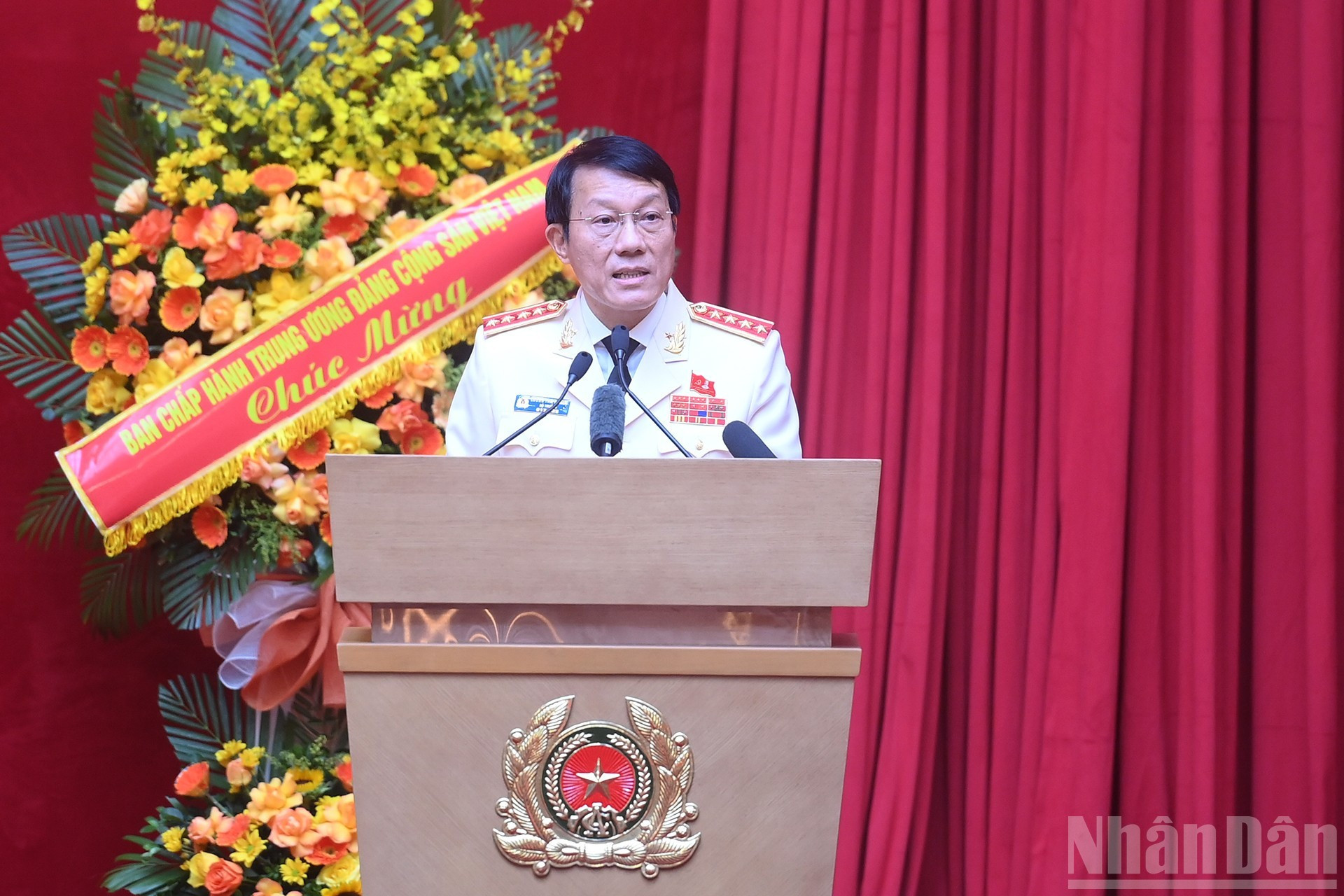 El general Luong Tam Quang, miembro del Buró Político, secretario del Comité del Partido de la Seguridad Pública Central y ministro de Seguridad Pública, pronuncia el discurso inaugural. El general Luong Tam Quang, miembro del Buró Político, secretario del Comité del Partido de la Seguridad Pública Central y ministro de Seguridad Pública, pronuncia el discurso inaugural.