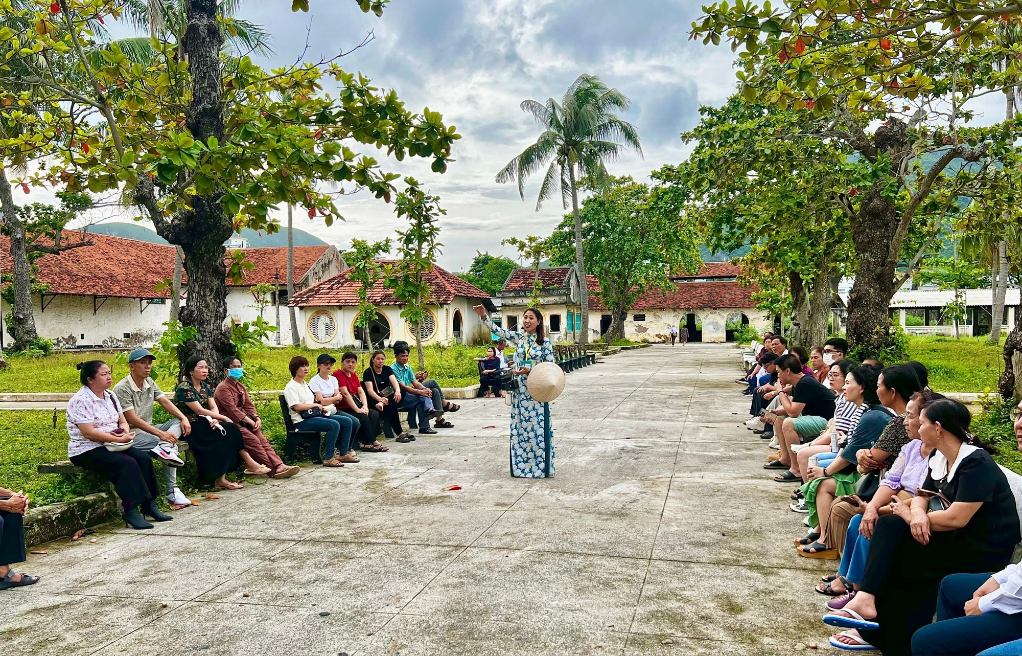 Los pobladores escuchan historias revolucionarias en la otrora celda de Phu Son. Los pobladores escuchan historias revolucionarias en la otrora celda de Phu Son.
