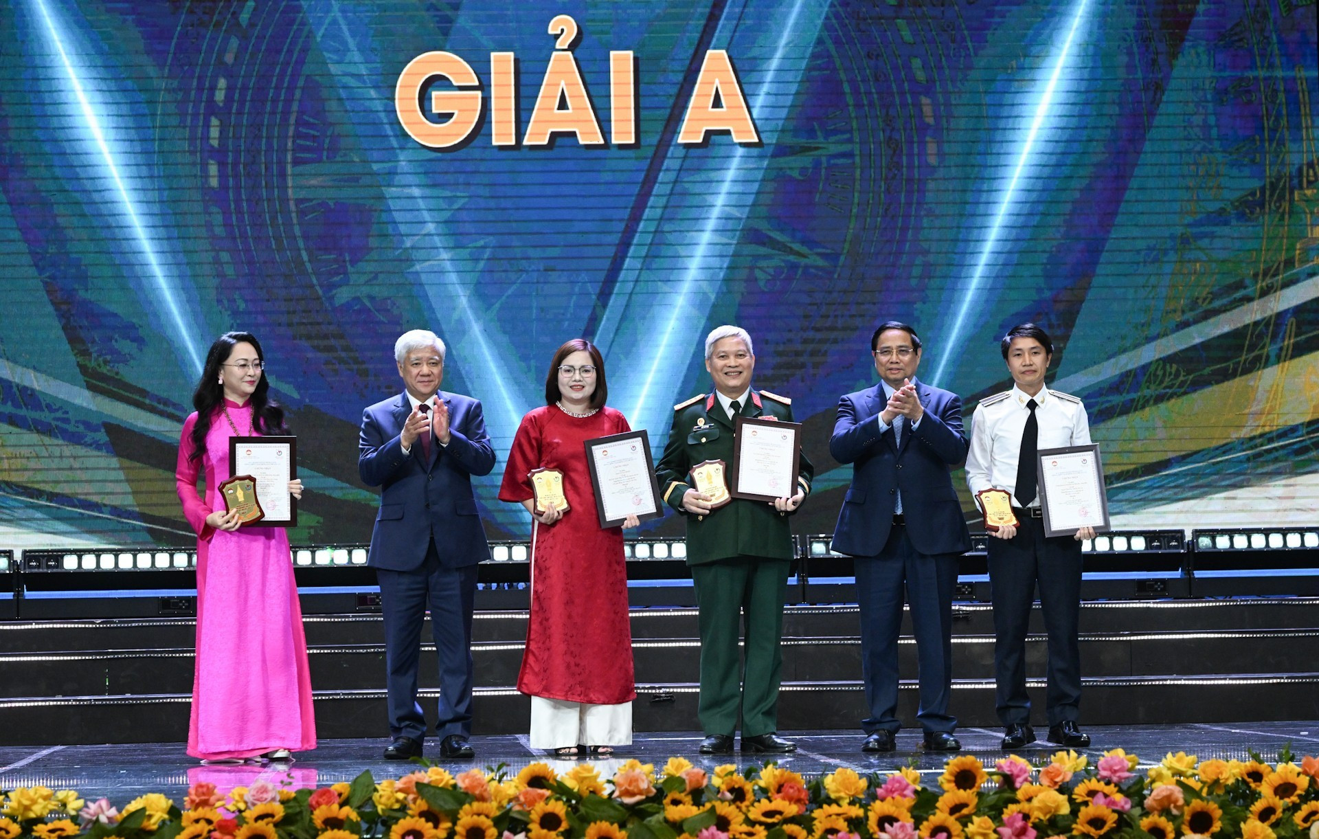 [Foto] Premier vietnamita asiste a ceremonia de entrega de Premio Nacional de Periodismo sobre lucha contra corrupción, despilfarro y fenómenos negativos