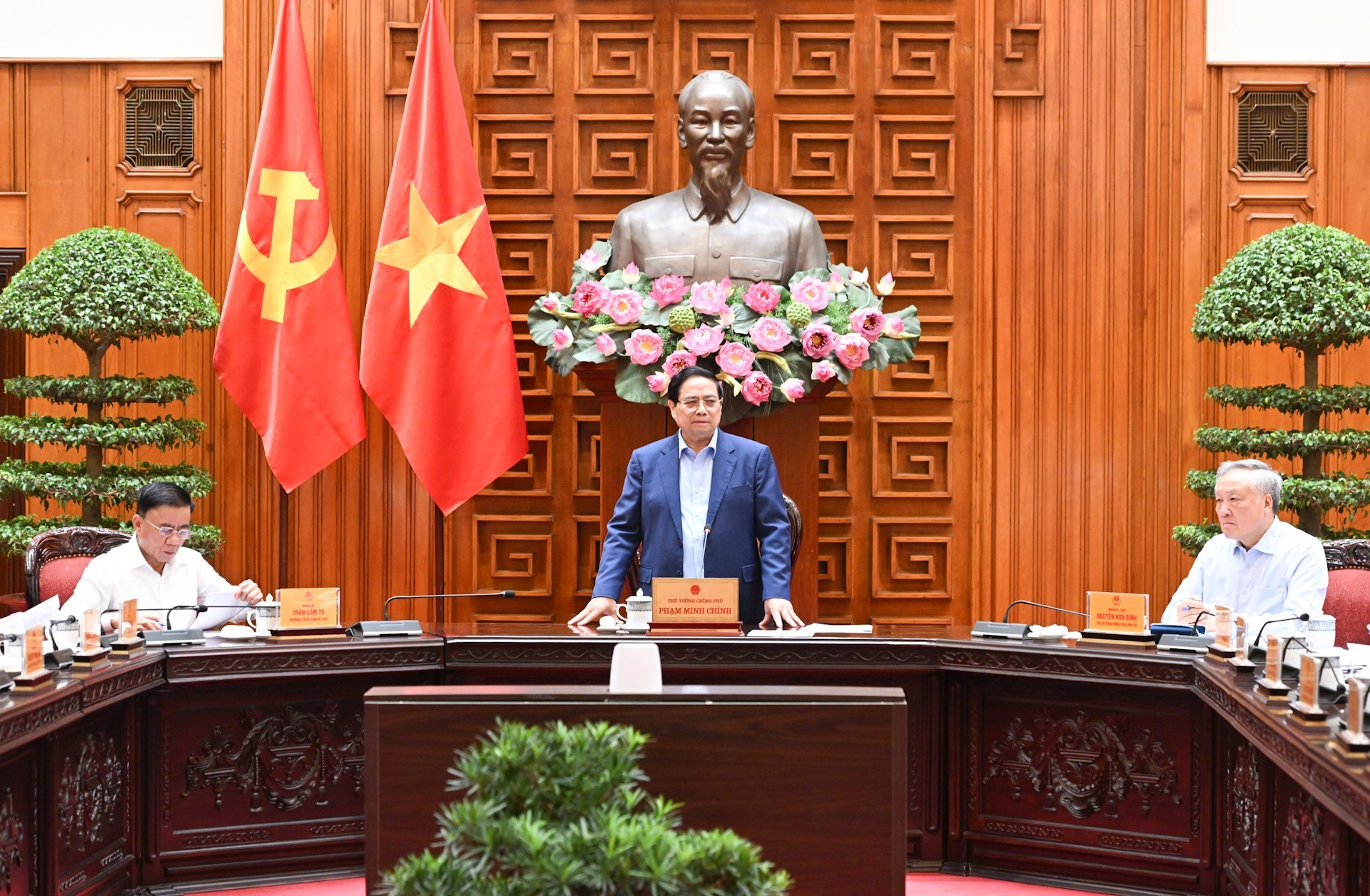 [Foto] Premier vietnamita preside reunión de Comité Permanente del Gobierno sobre recuperación tras desastres naturales 