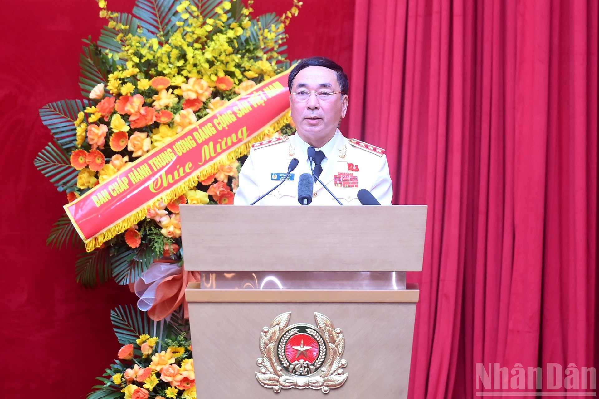 El teniente general Tran Quoc To, miembro del Comité Central del PCV, subsecretario del Comité partidista de la Seguridad Pública Central y viceministro de Seguridad Pública, presenta un informe en el evento. El teniente general Tran Quoc To, miembro del Comité Central del PCV, subsecretario del Comité partidista de la Seguridad Pública Central y viceministro de Seguridad Pública, presenta un informe en el evento.