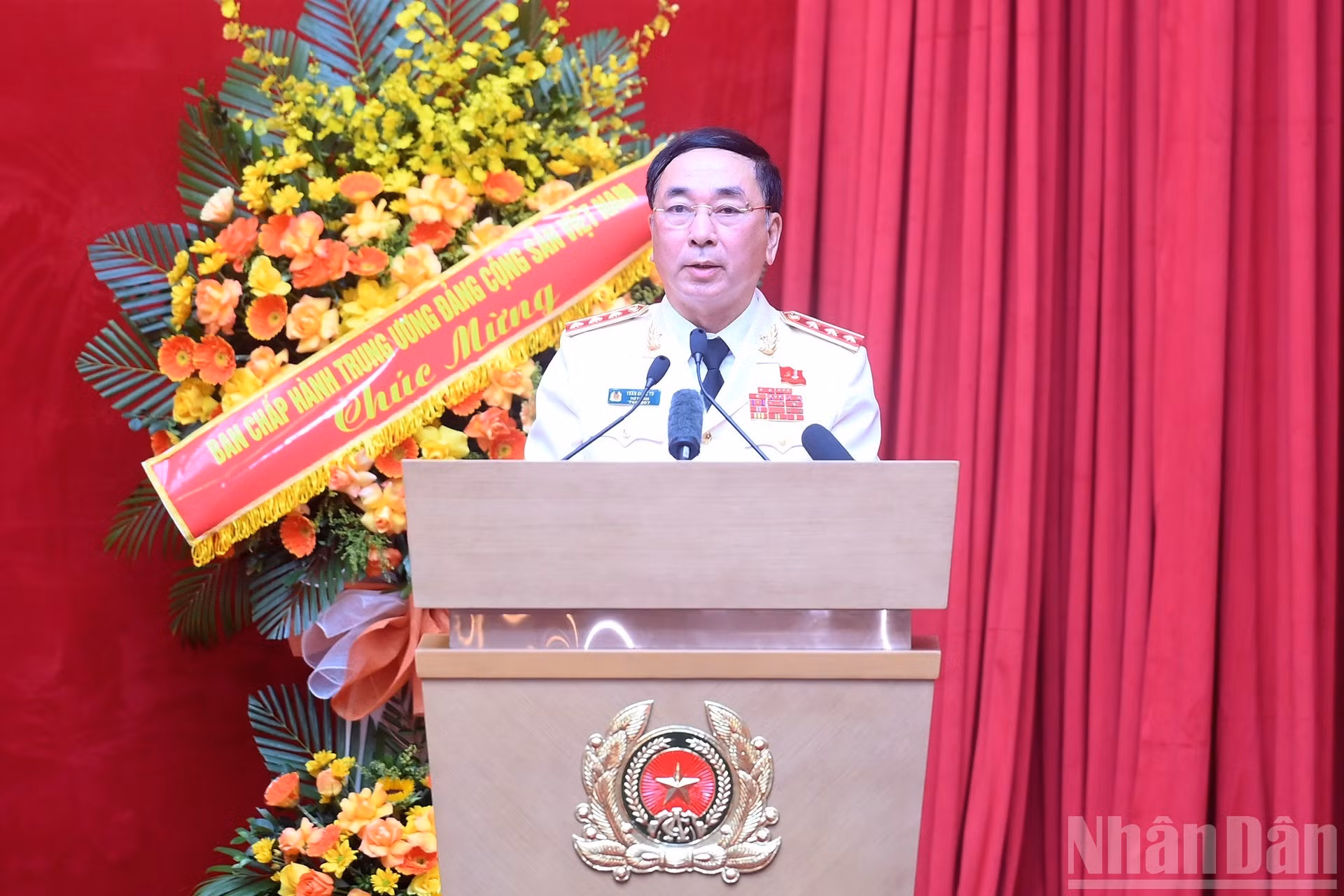 El teniente general Tran Quoc To, miembro del Comité Central del PCV, subsecretario del Comité partidista de la Seguridad Pública Central y viceministro de Seguridad Pública, presenta un informe en el evento.