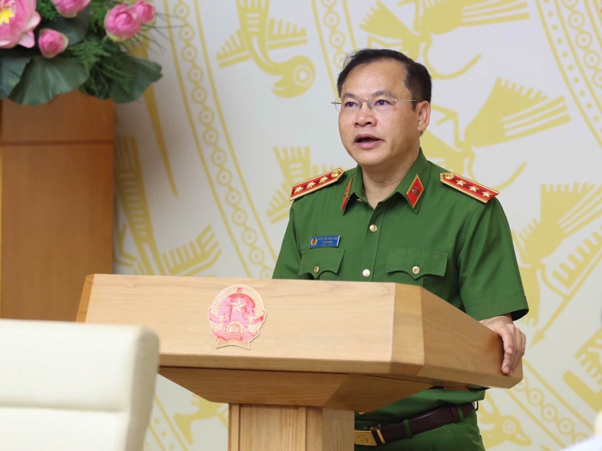 El teniente general Nguyen Van Long, viceministro de Seguridad Pública, informa sobre la implementación del Programa Nacional dirigido a la prevención y lucha contra drogas hasta 2030.