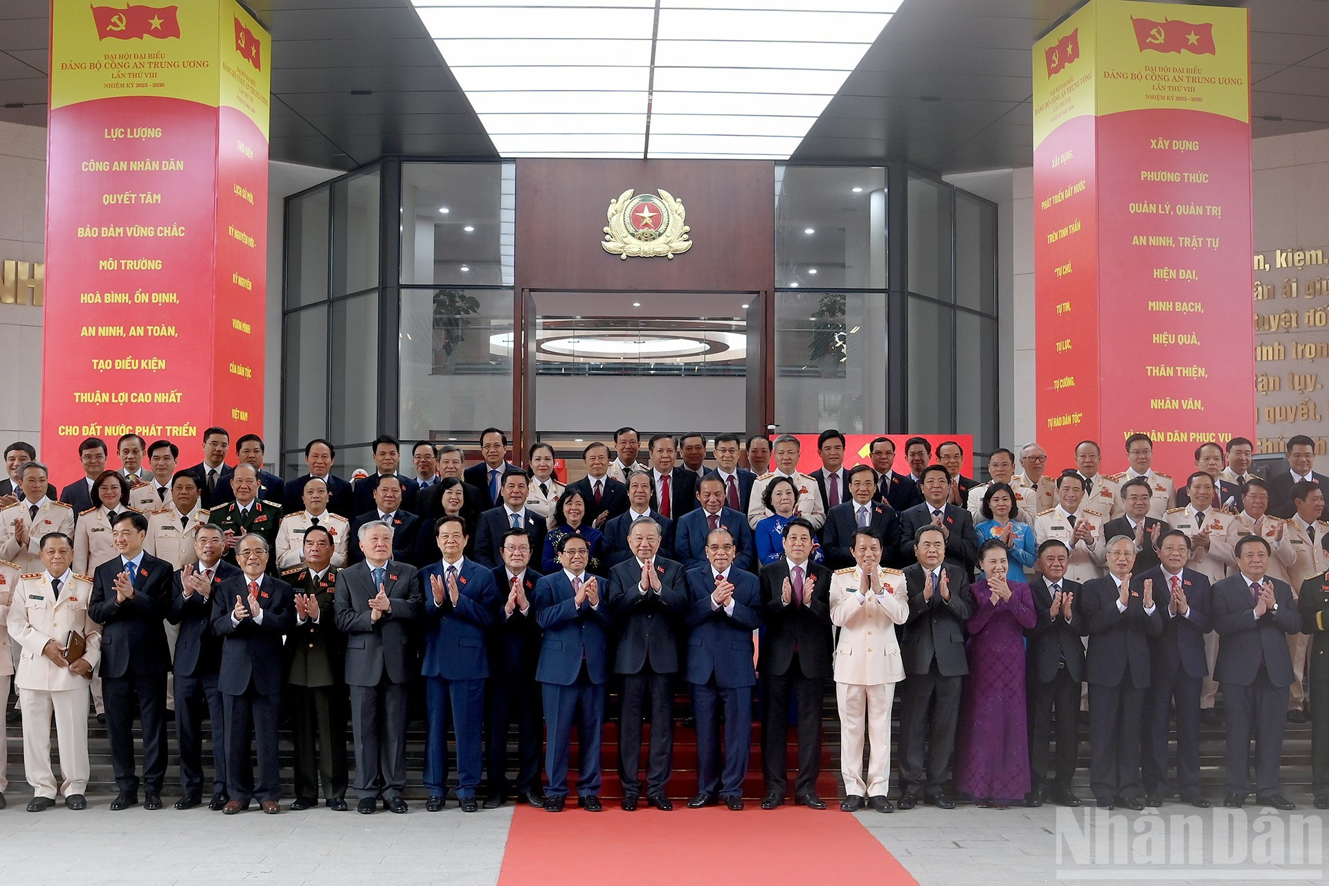 El secretario general del PCV, To Lam, los dirigentes, exdirigentes del Partido y del Estado, junto con delegados en la cita. El secretario general del PCV, To Lam, los dirigentes, exdirigentes del Partido y del Estado, junto con delegados en la cita.