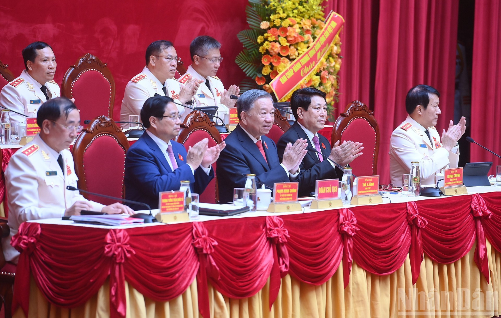 El secretario general del PCV, To Lam, el presidente Luong Cuong, el primer ministro Pham Minh Chinh y los miembros del Presídium en la Asamblea. El secretario general del PCV, To Lam, el presidente Luong Cuong, el primer ministro Pham Minh Chinh y los miembros del Presídium en la Asamblea.