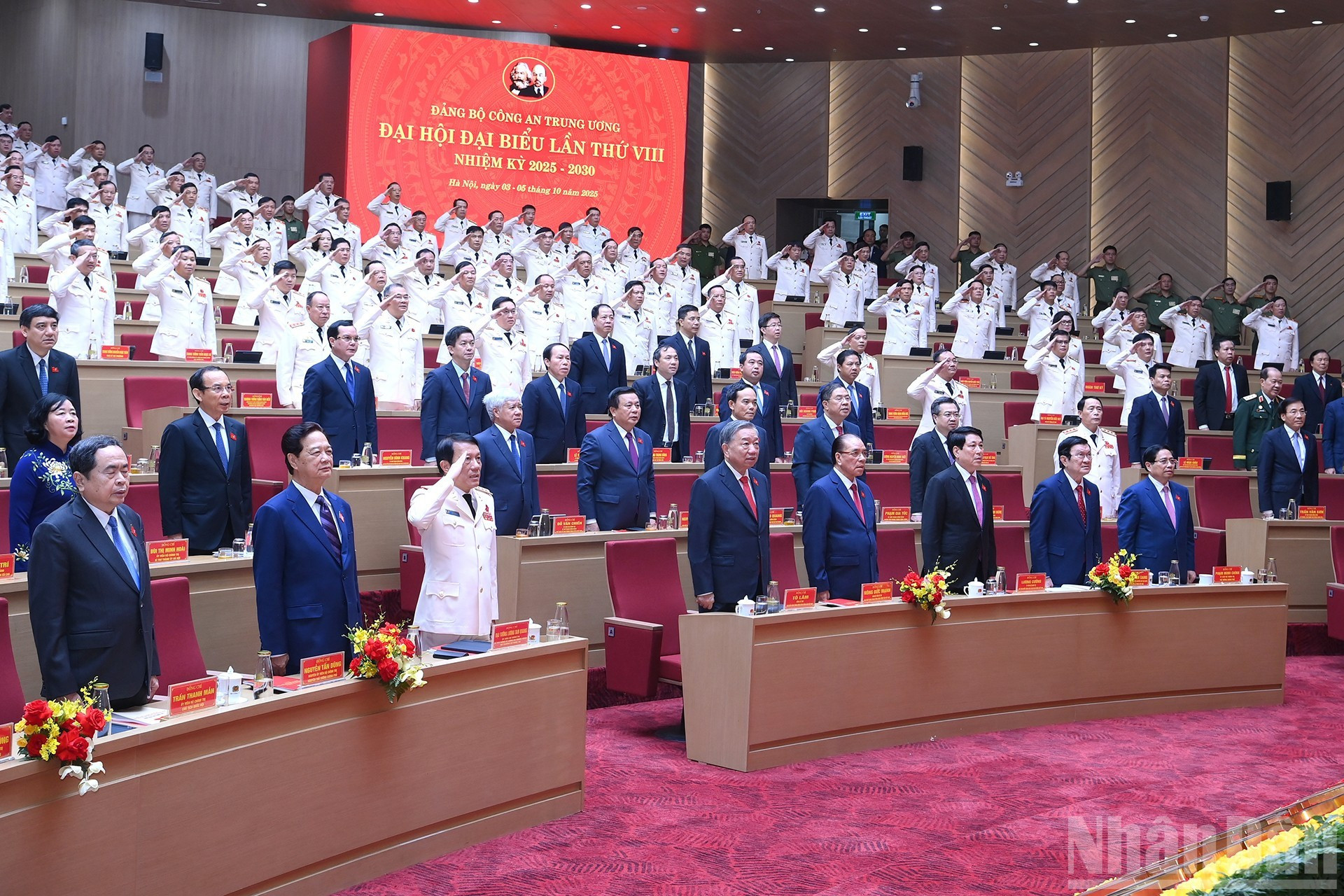Los anteriores y actuales dirigentes del Partido y del Estado, junto con delegados realizan el acto de saludo a la bandera nacional. Los anteriores y actuales dirigentes del Partido y del Estado, junto con delegados realizan el acto de saludo a la bandera nacional.