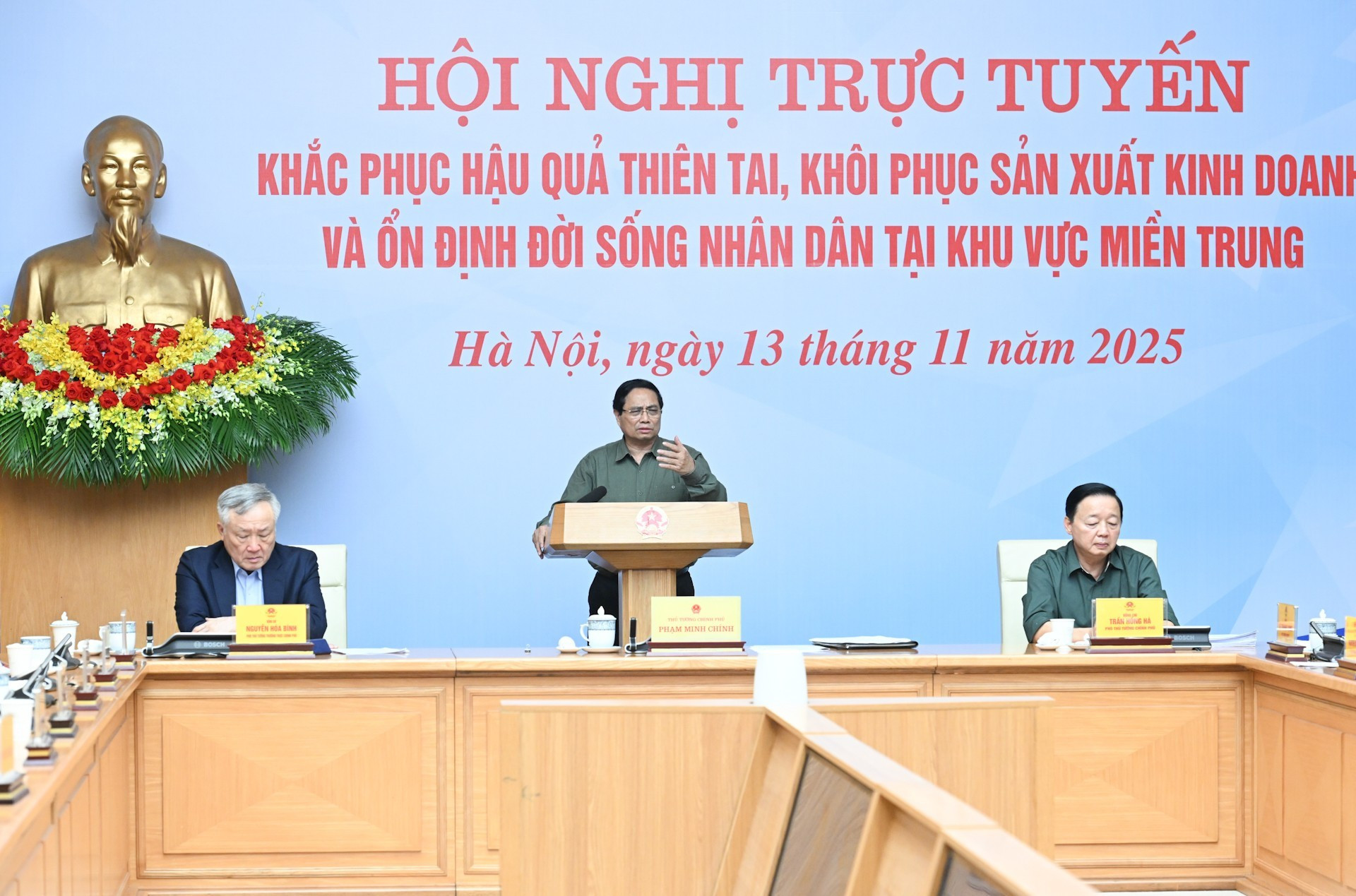 [Foto] Premier vietnamita preside conferencia sobre gestión de consecuencias de desastres naturales en región central