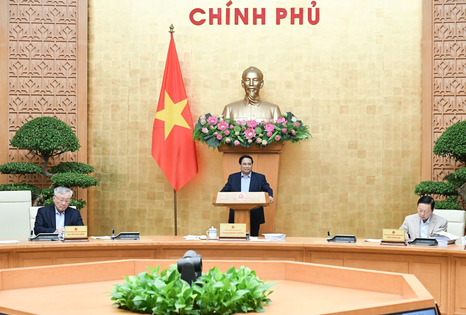 [Foto] Premier vietnamita preside reunión ordinaria del Gobierno en octubre