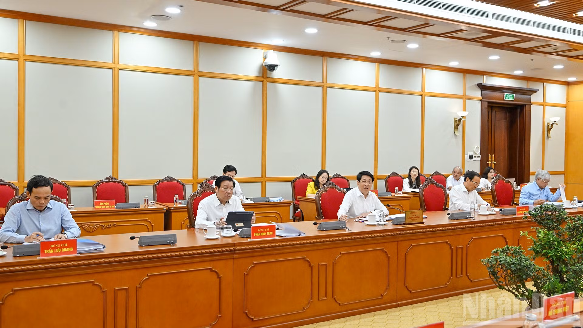 [Foto] Buró Político se reúne con Juntas Permanentes de Comités del Partido de Ca Mau y Hung Yen