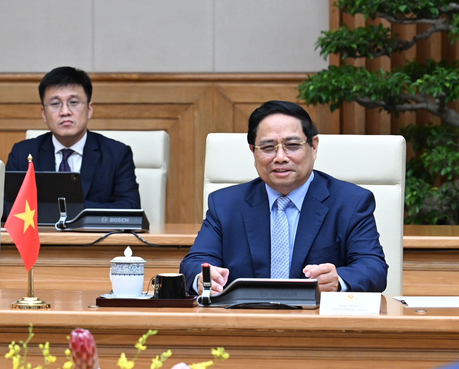 El primer ministro de Vietnam, Pham Minh Chinh, interviene en la reunión.