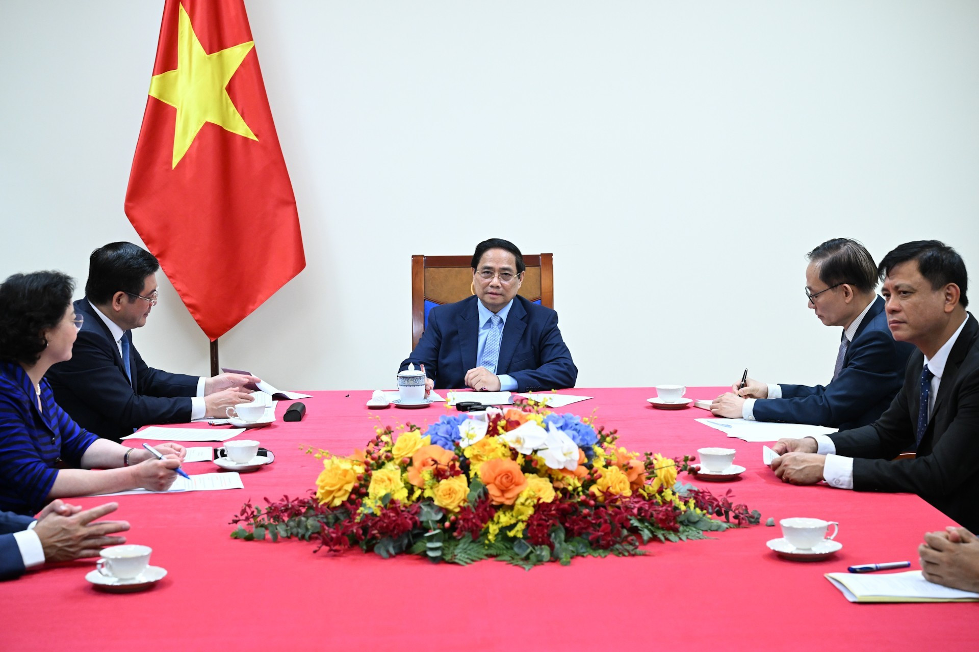 El primer ministro vietnamita, Pham Minh Chinh, sostiene una conversación telefónica con el canciller de Alemania, Friedrich Merz. (Foto: Nhan Dan)