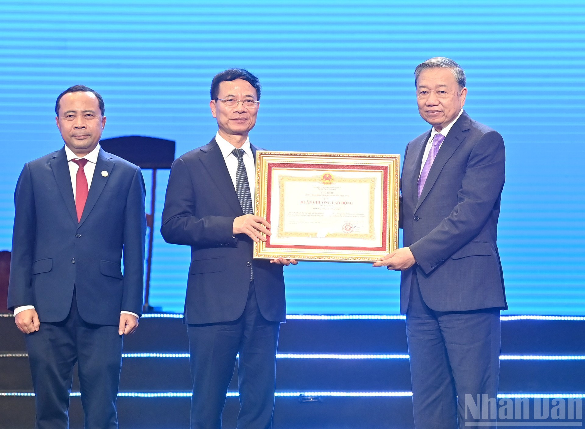 El secretario general del Partido Comunista de Vietnam, To Lam, entrega la Orden de Trabajo de primera clase al Ministerio de Ciencia y Tecnología.