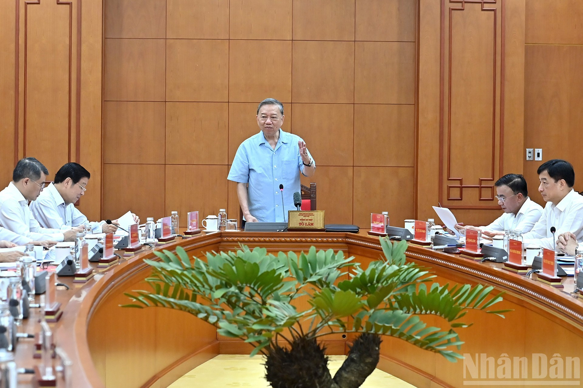 El secretario general del Partido Comunista de Vietnam, To Lam, da las palabras de cierre.