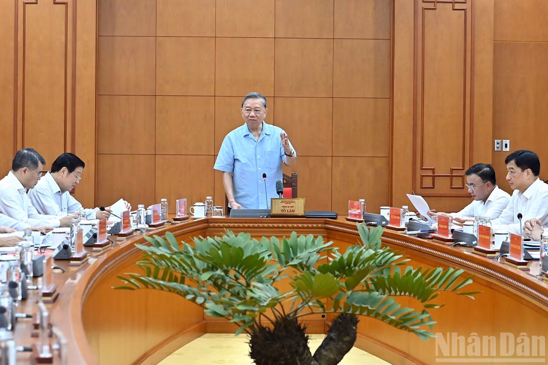 El secretario general del Partido Comunista de Vietnam, To Lam, da las palabras de cierre.