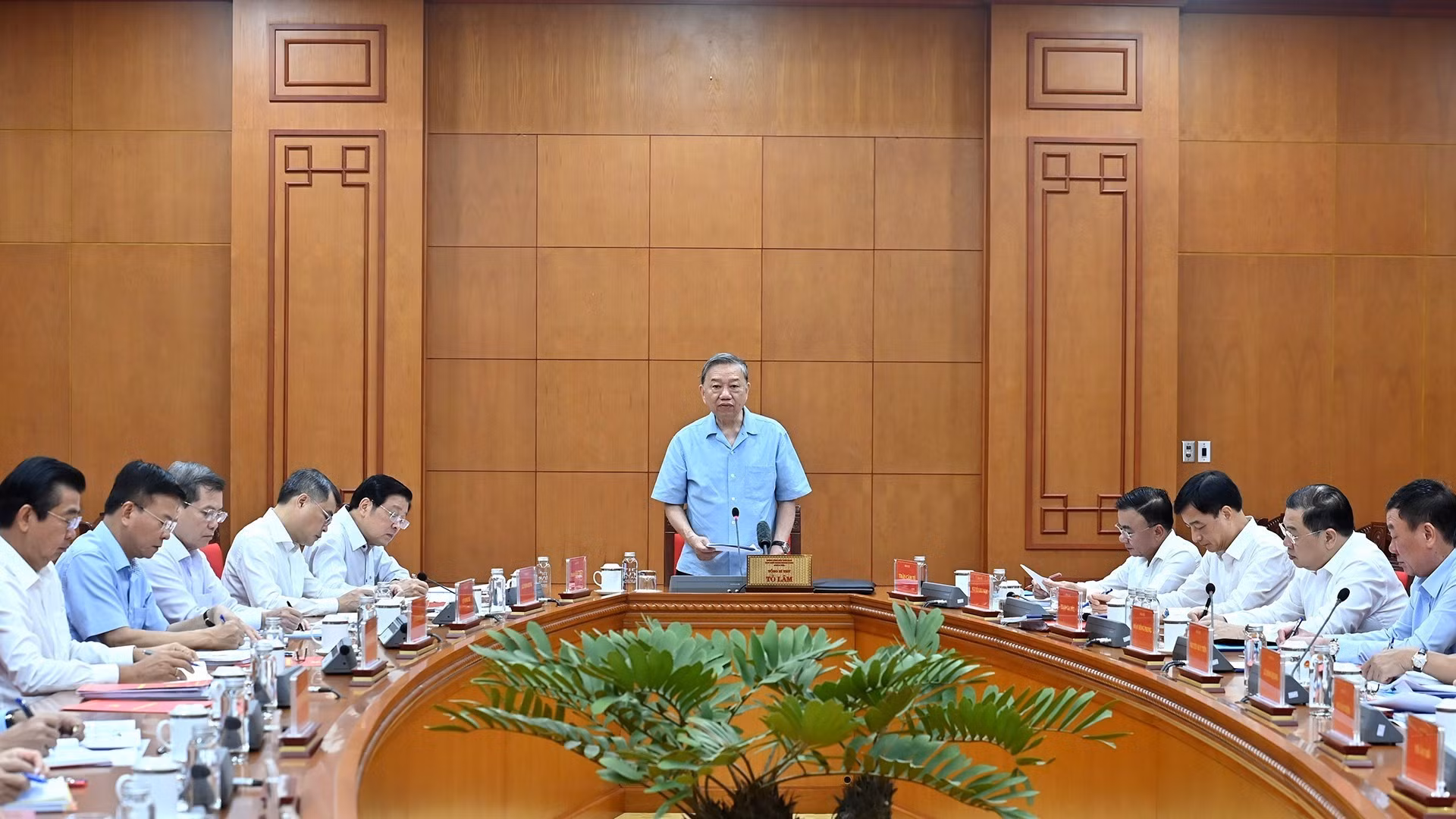 El secretario general del Partido Comunista de Vietnam, To Lam, preside la reunión.